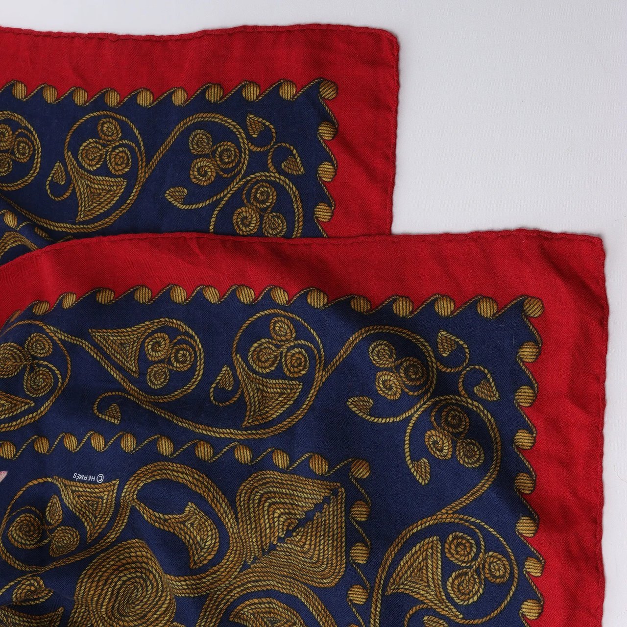 Hermès Carré Geant "ARABESQUES" Cashemere & Silk Scarf in Navy Blue x Red Blauw