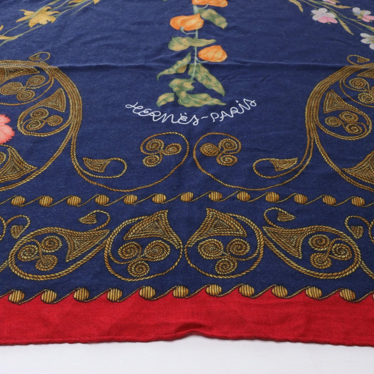 Hermès Carré Geant "ARABESQUES" Cashemere & Silk Scarf in Navy Blue x Red Blauw