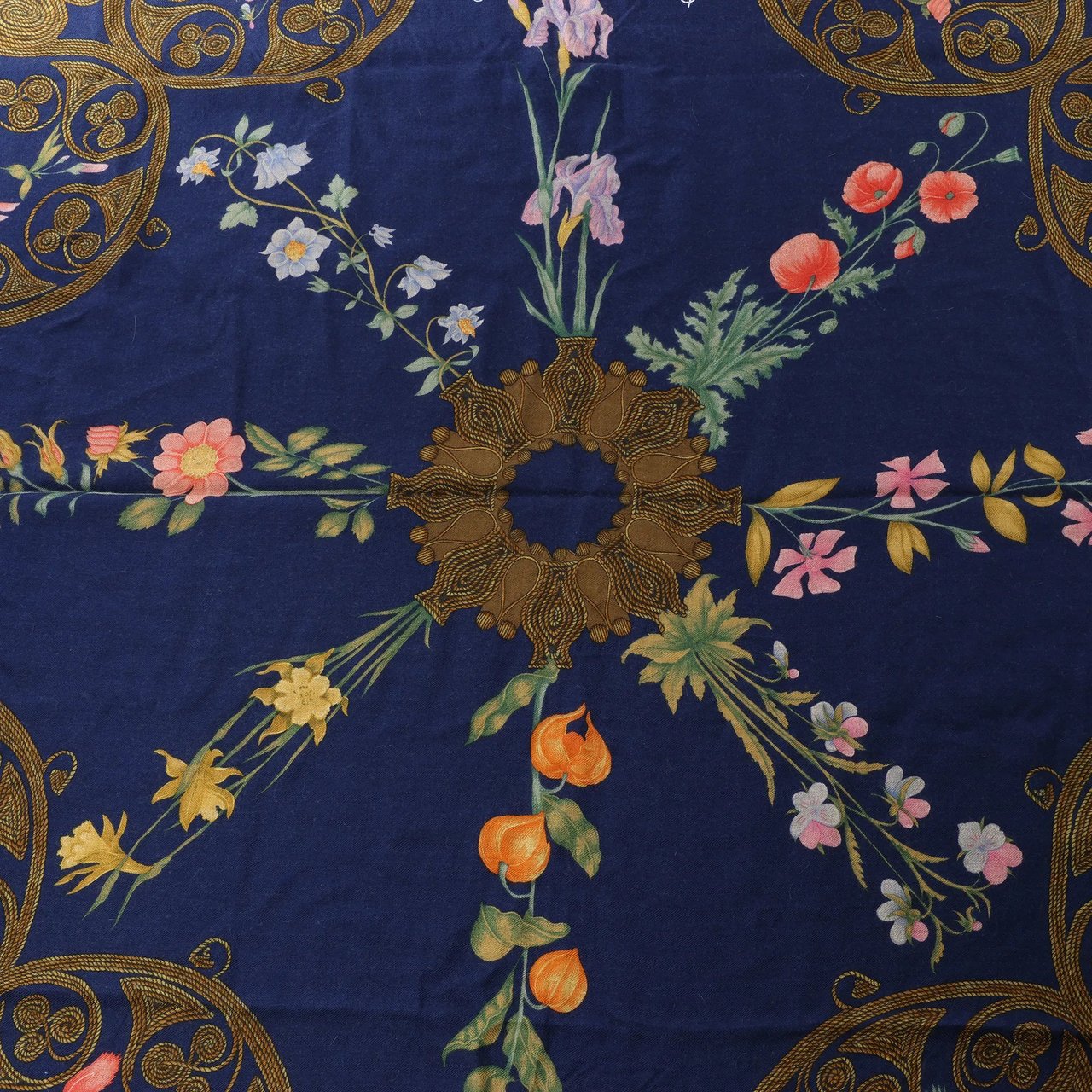 Hermès Carré Geant "ARABESQUES" Cashemere & Silk Scarf in Navy Blue x Red Blauw