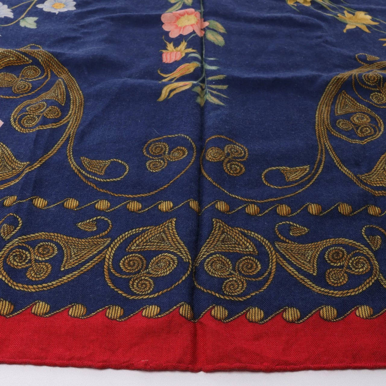 Hermès Carré Geant "ARABESQUES" Cashemere & Silk Scarf in Navy Blue x Red Blauw