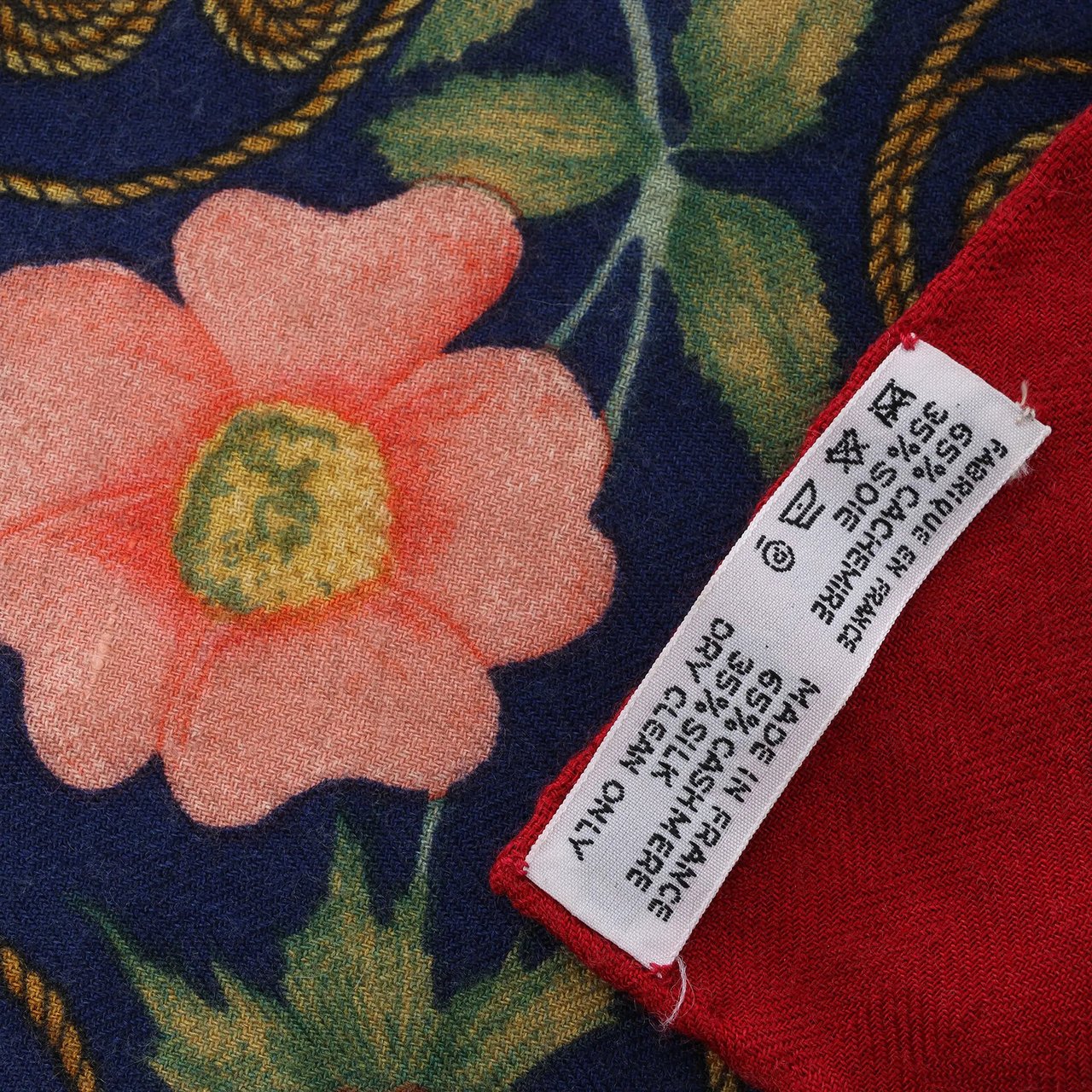 Hermès Carré Geant "ARABESQUES" Cashemere & Silk Scarf in Navy Blue x Red Blauw