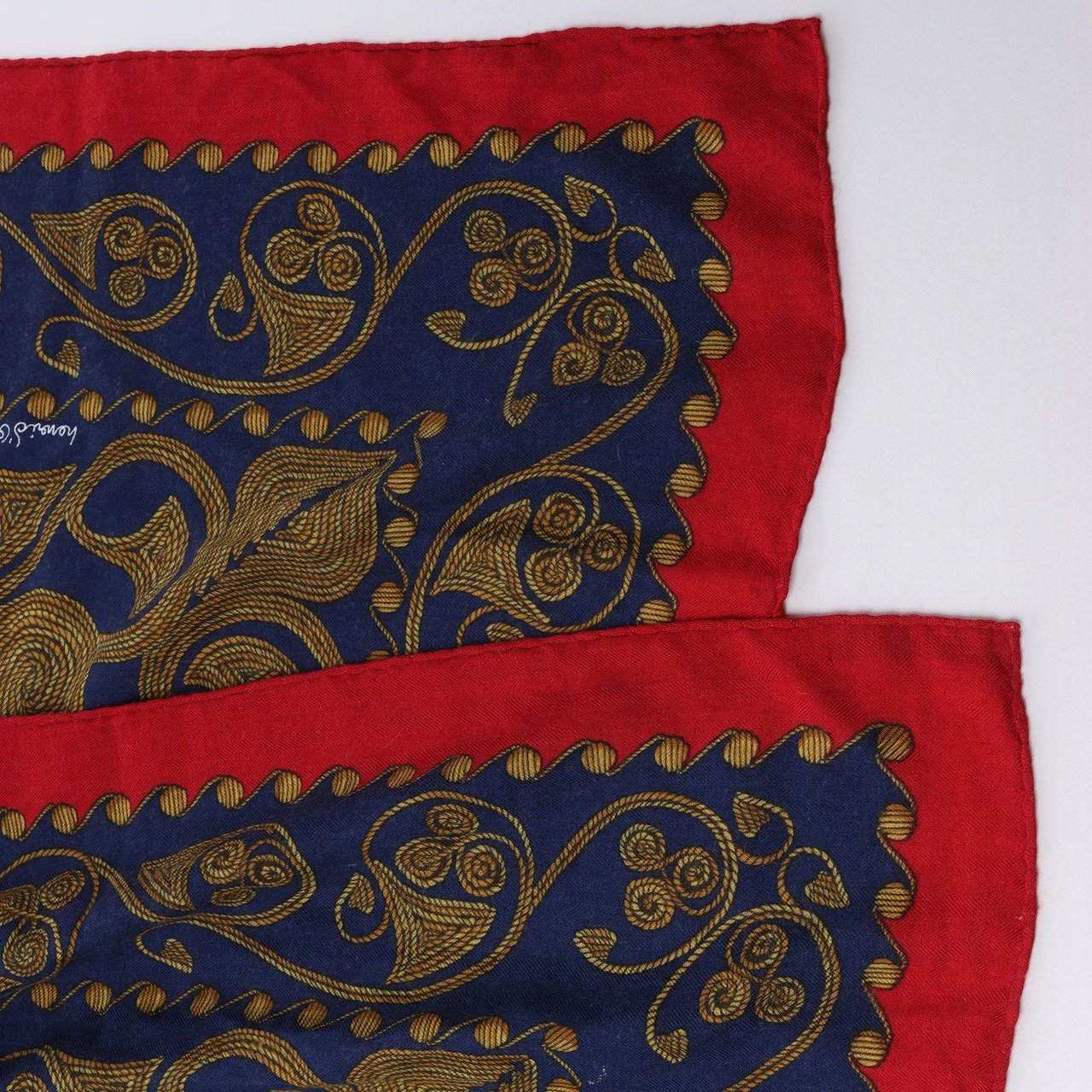 Hermès Carré Geant "ARABESQUES" Cashemere & Silk Scarf in Navy Blue x Red Blauw