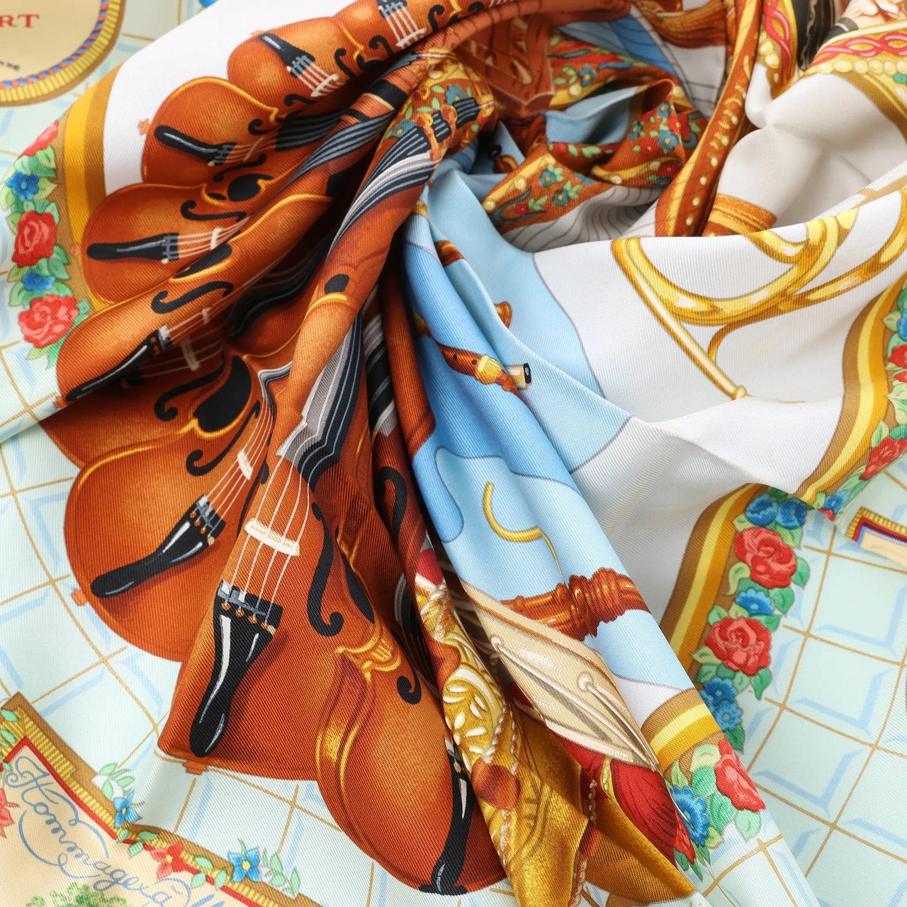 Hermès Carré 90 "Hommage à Mozart" Silk handkerchief in Red x Blue Blauw