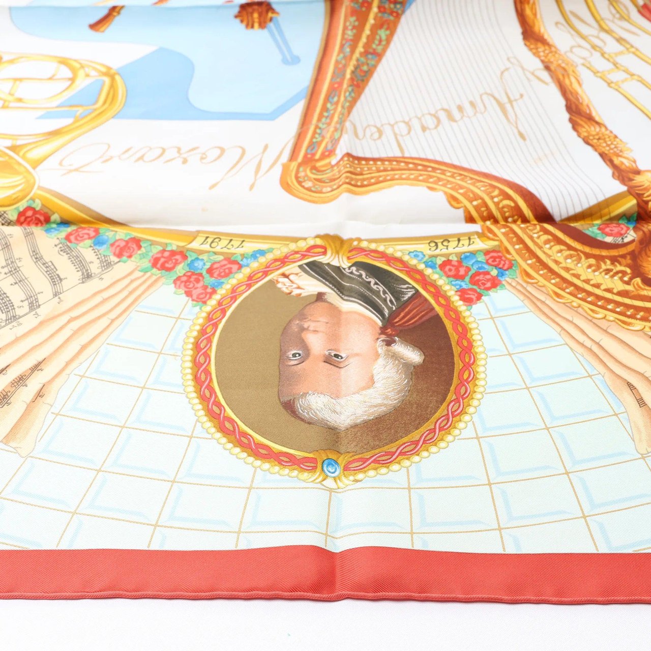 Hermès Carré 90 "Hommage à Mozart" Silk handkerchief in Red x Blue Blauw