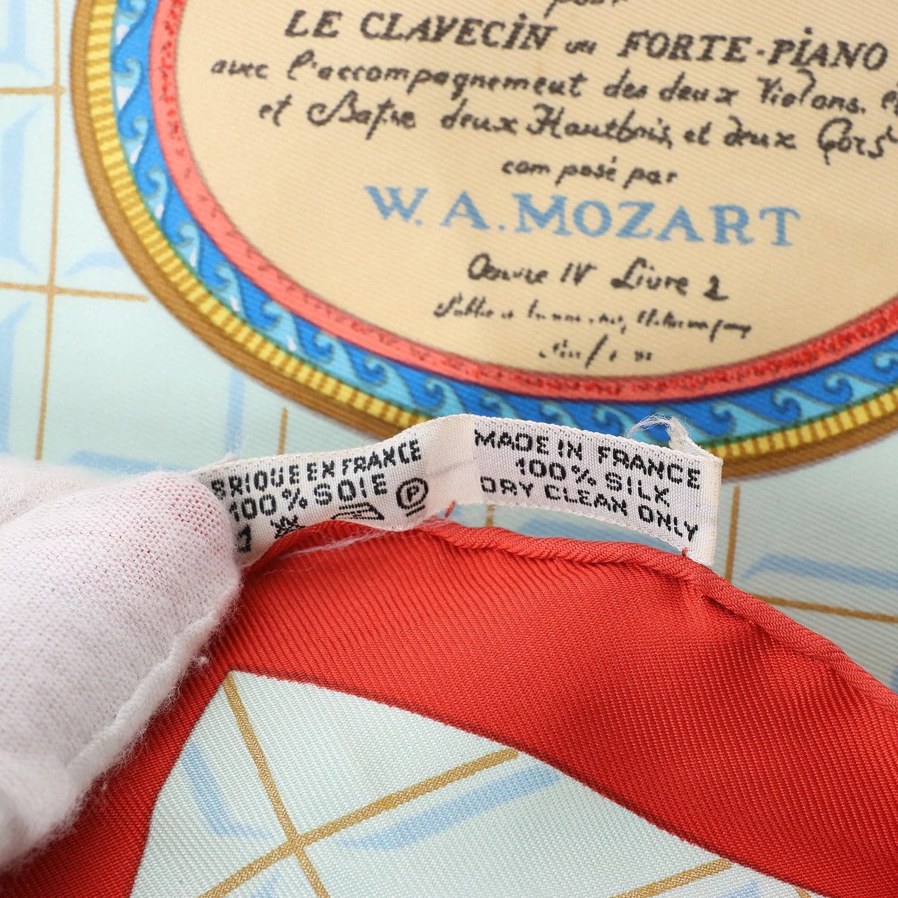 Hermès Carré 90 "Hommage à Mozart" Silk handkerchief in Red x Blue Blauw