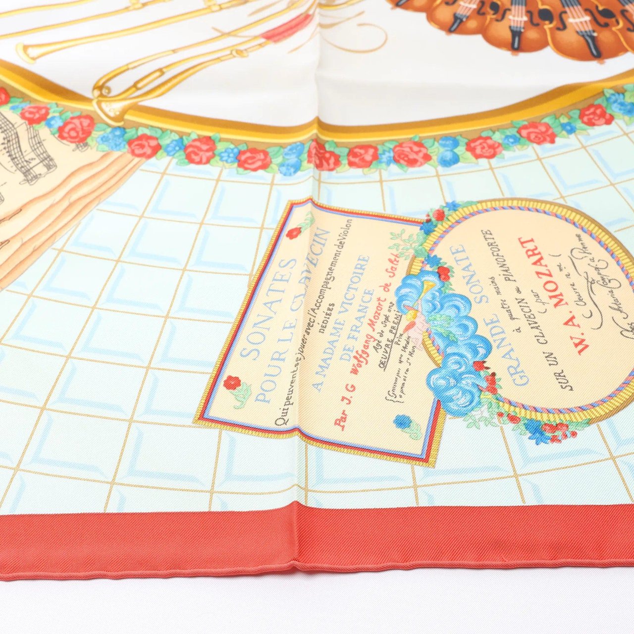 Hermès Carré 90 "Hommage à Mozart" Silk handkerchief in Red x Blue Blauw