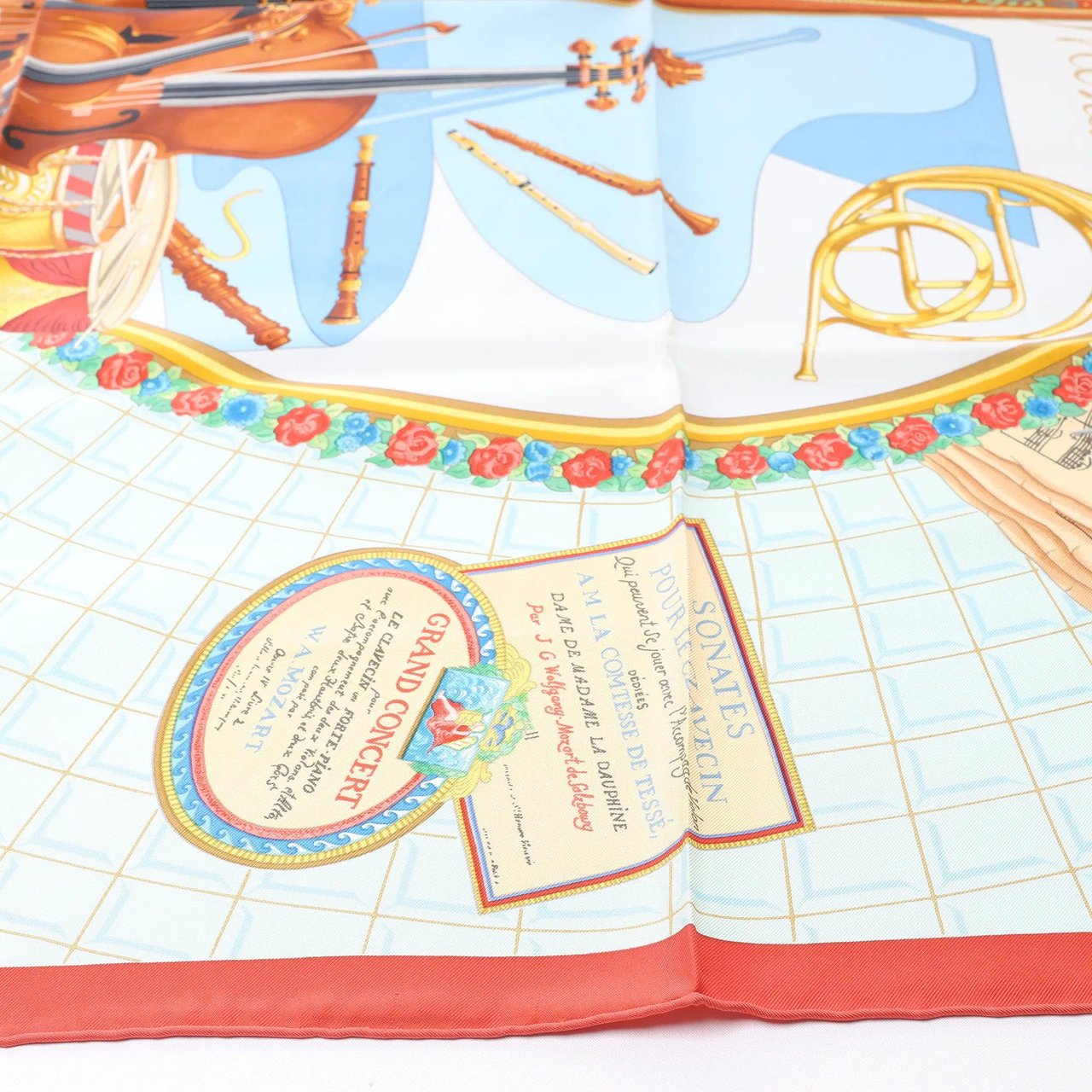 Hermès Carré 90 "Hommage à Mozart" Silk handkerchief in Red x Blue Blauw