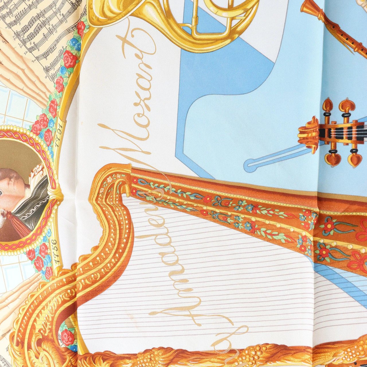 Hermès Carré 90 "Hommage à Mozart" Silk handkerchief in Red x Blue Blauw