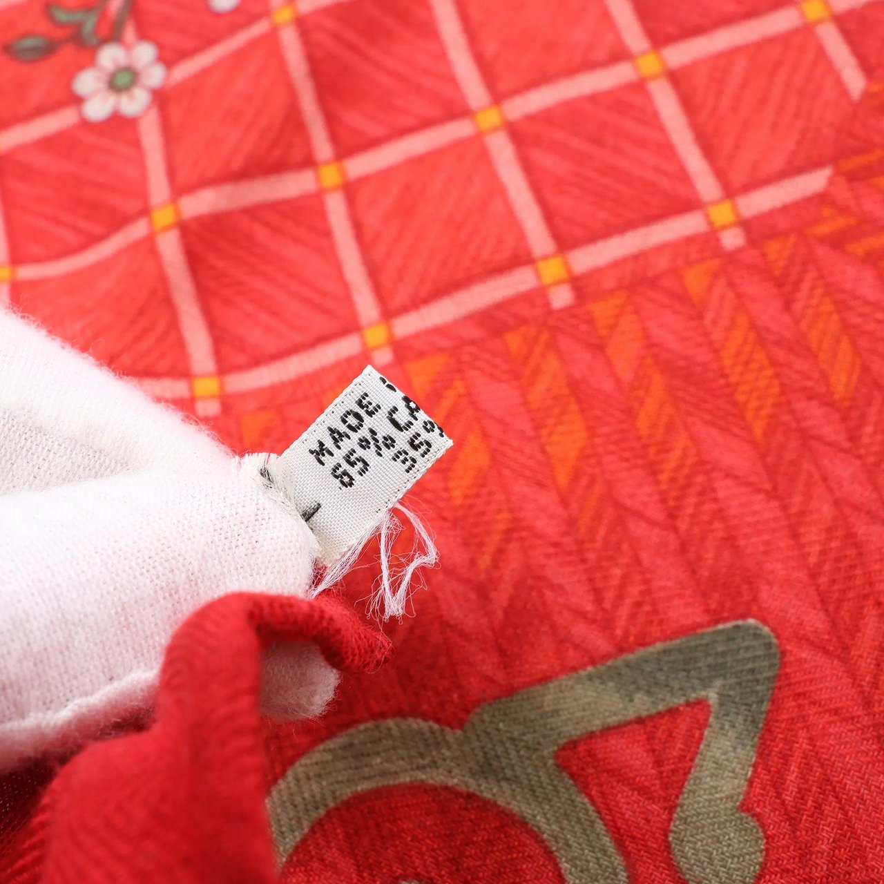 Hermès Carré 90 "JEUX DE PAILLE" Cashmere x Silk handkerchief in Red Divers