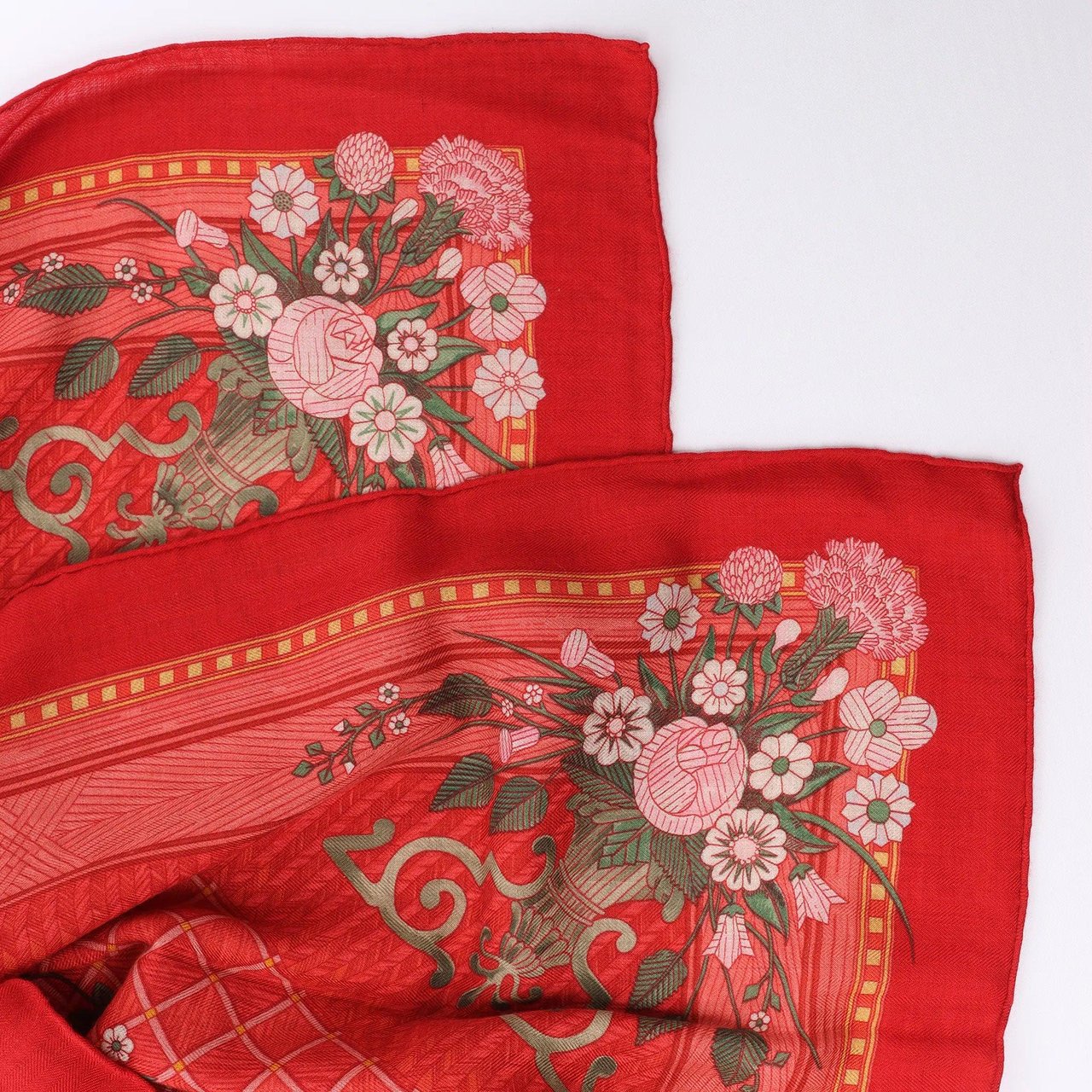 Hermès Carré 90 "JEUX DE PAILLE" Cashmere x Silk handkerchief in Red Divers