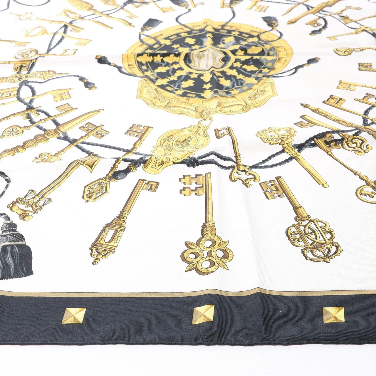 Hermès Carré 90 "LES CLES" Silk handkerchief in Black Zwart