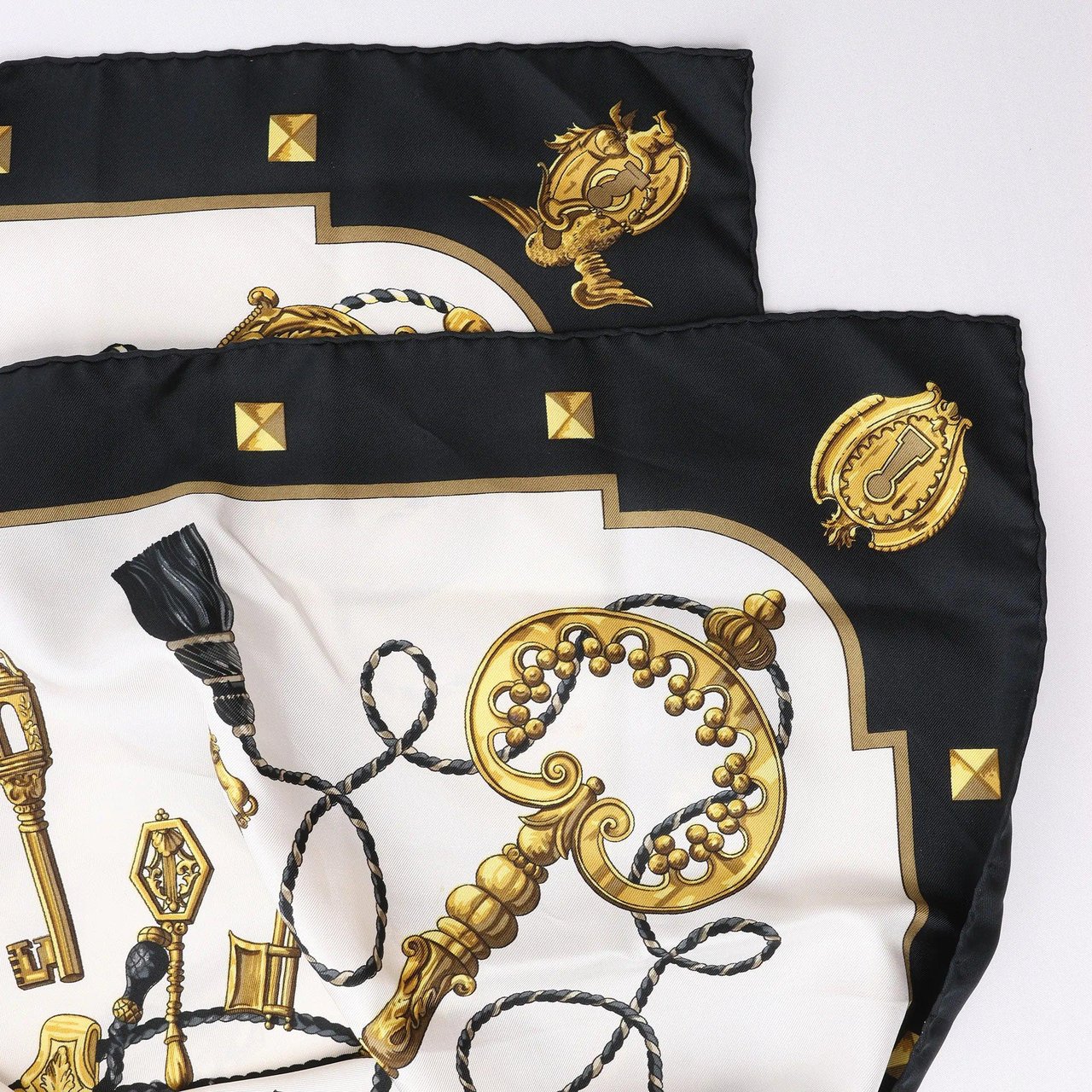 Hermès Carré 90 "LES CLES" Silk handkerchief in Black Zwart