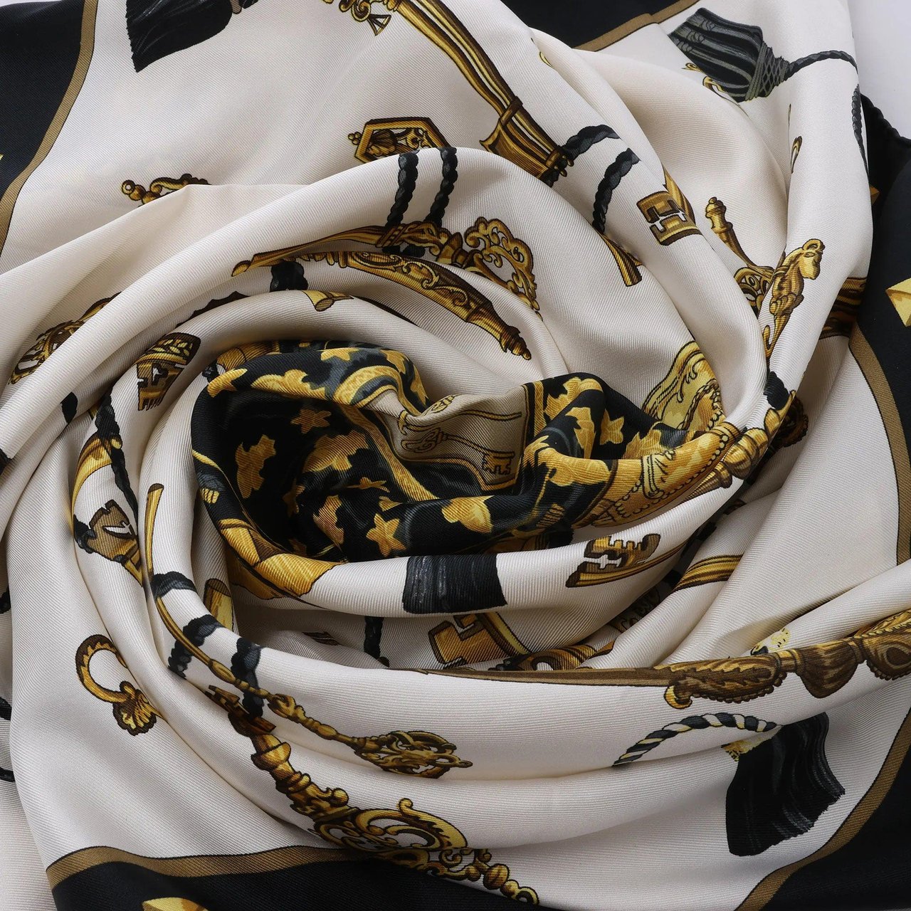 Hermès Carré 90 "LES CLES" Silk handkerchief in Black Zwart