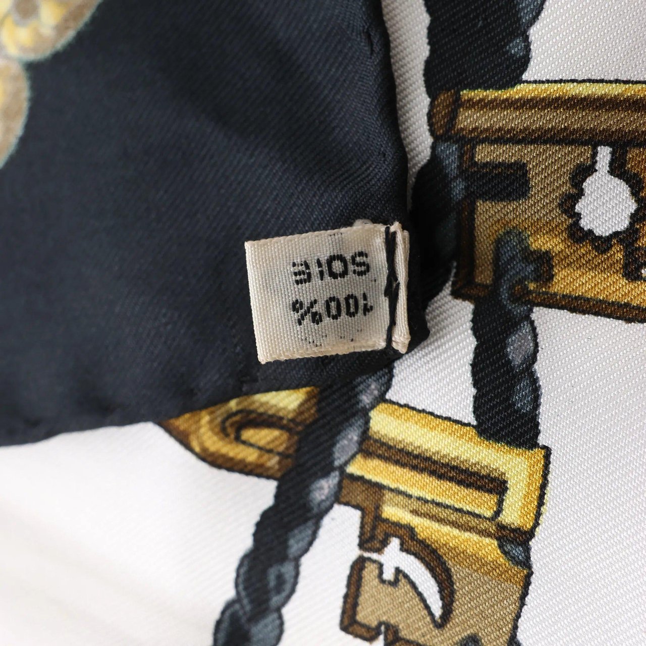 Hermès Carré 90 "LES CLES" Silk handkerchief in Black Zwart