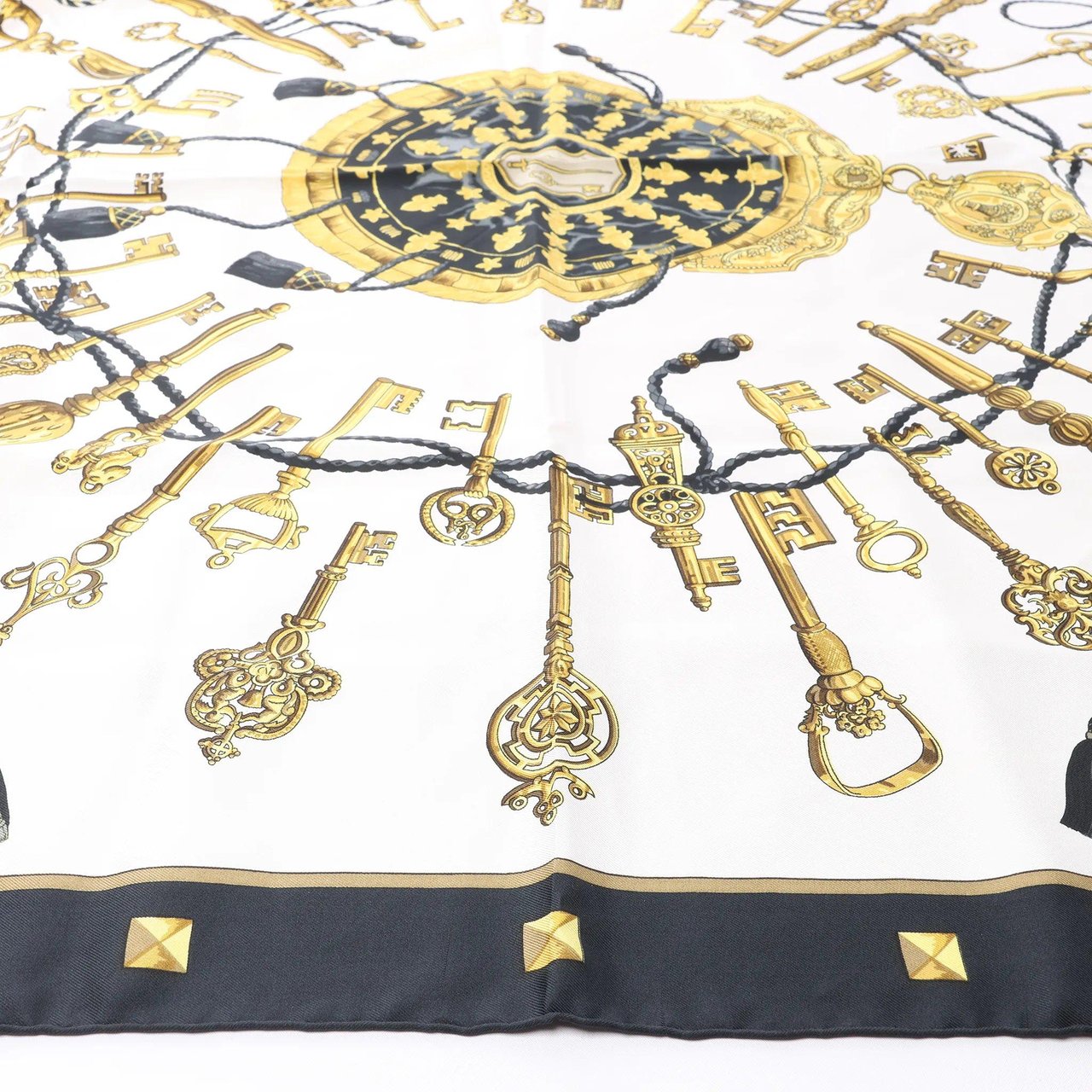 Hermès Carré 90 "LES CLES" Silk handkerchief in Black Zwart