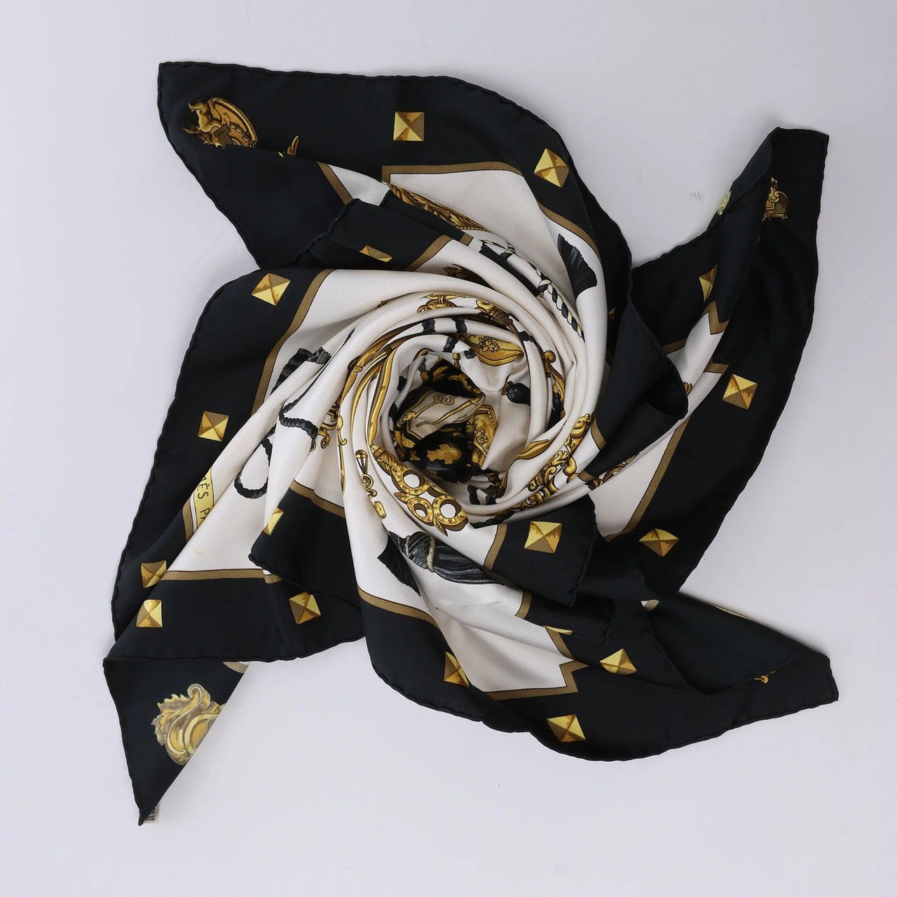 Hermès Carré 90 "LES CLES" Silk handkerchief in Black Zwart