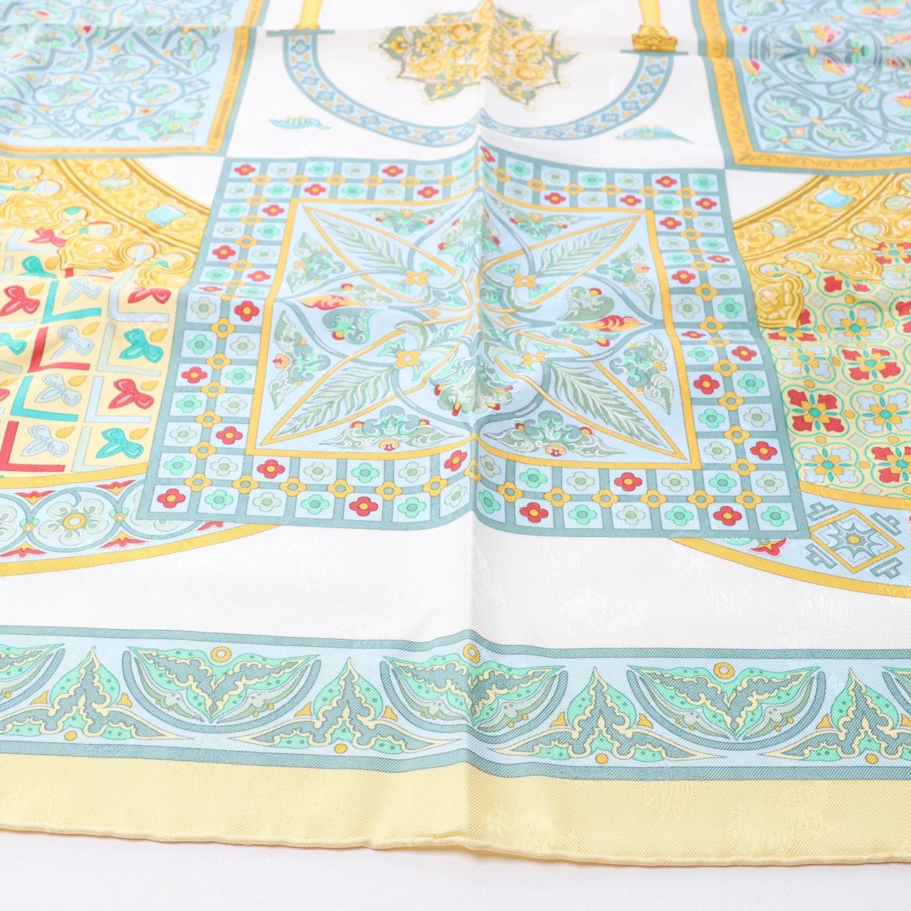 Hermès Carré 90 "CIELS BYZANTINS" Silk handkerchief in Yellow Geel