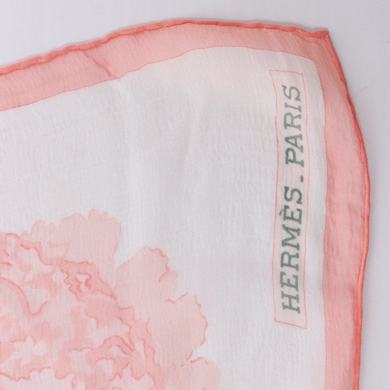 Hermès Carré 90 "Les Pivoines Koyaku" Silk handkerchief in Pink Roze