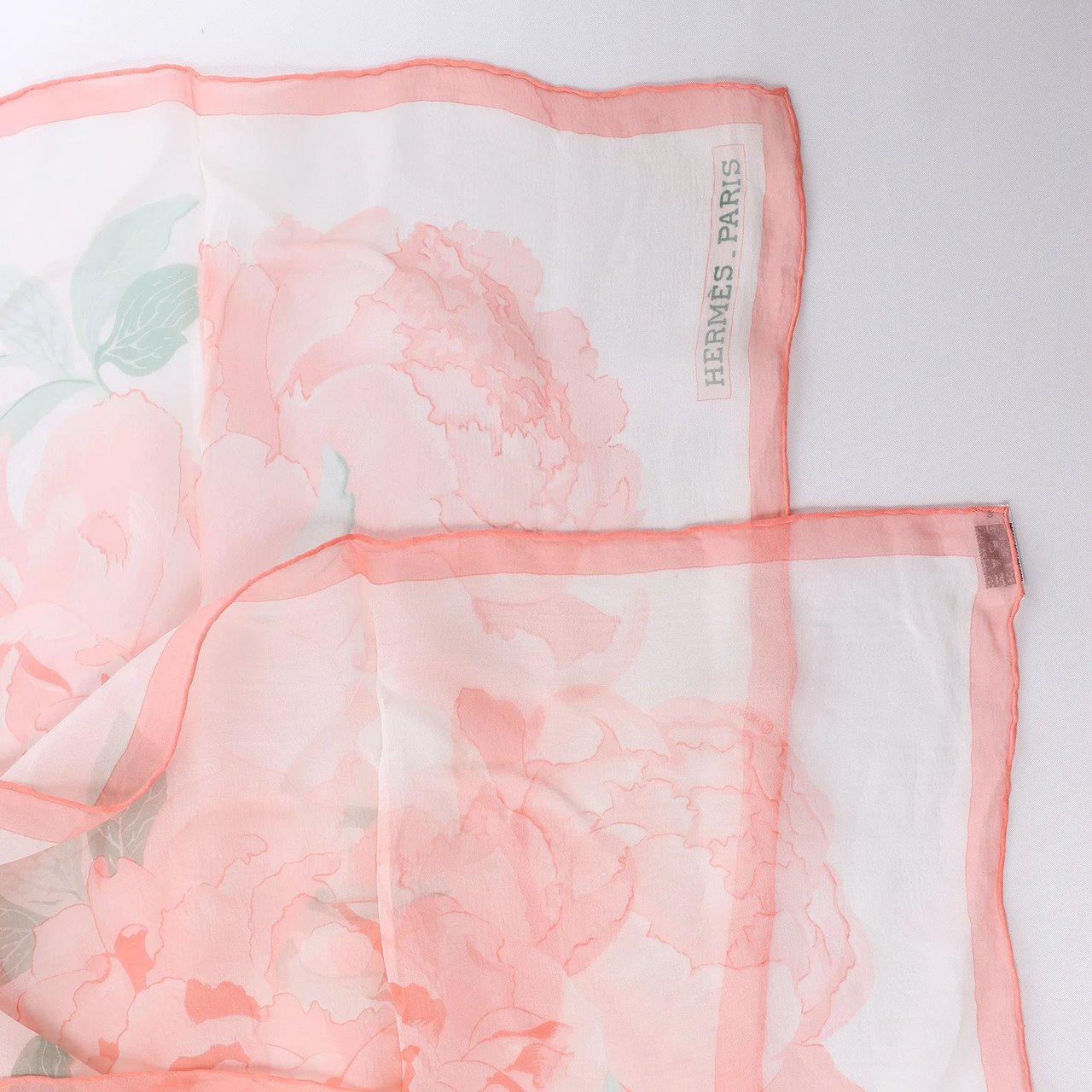 Hermès Carré 90 "Les Pivoines Koyaku" Silk handkerchief in Pink Roze