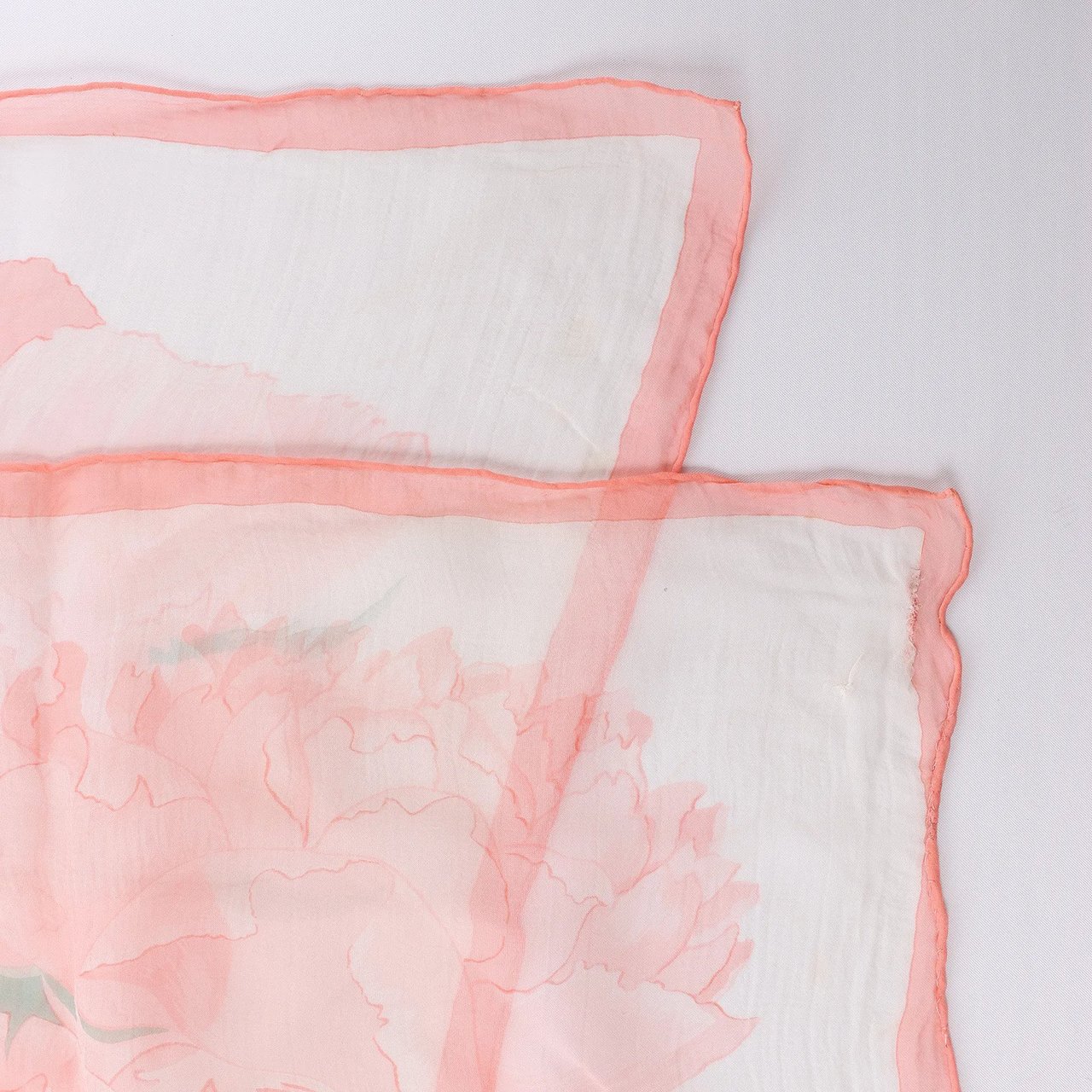 Hermès Carré 90 "Les Pivoines Koyaku" Silk handkerchief in Pink Roze