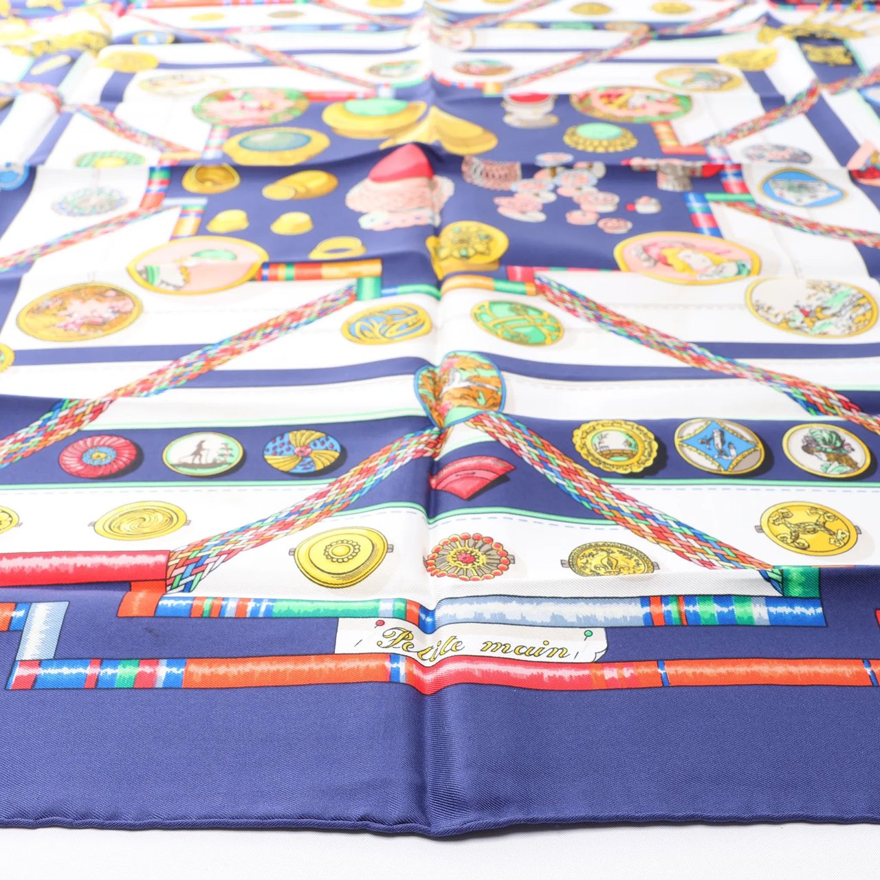 Hermès Carré 90 "Petite main" Silk handkerchief in Navy Blue Blauw