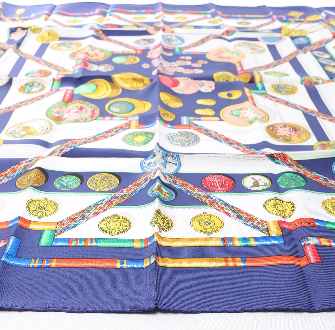 Hermès Carré 90 "Petite main" Silk handkerchief in Navy Blue Blauw