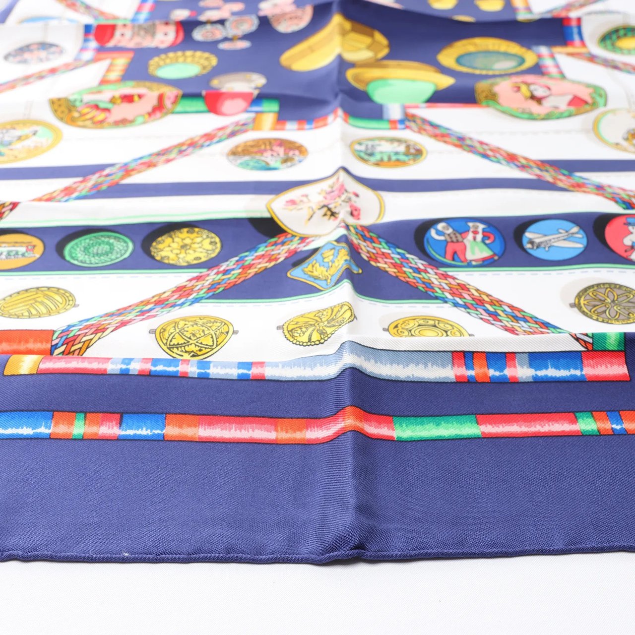 Hermès Carré 90 "Petite main" Silk handkerchief in Navy Blue Blauw