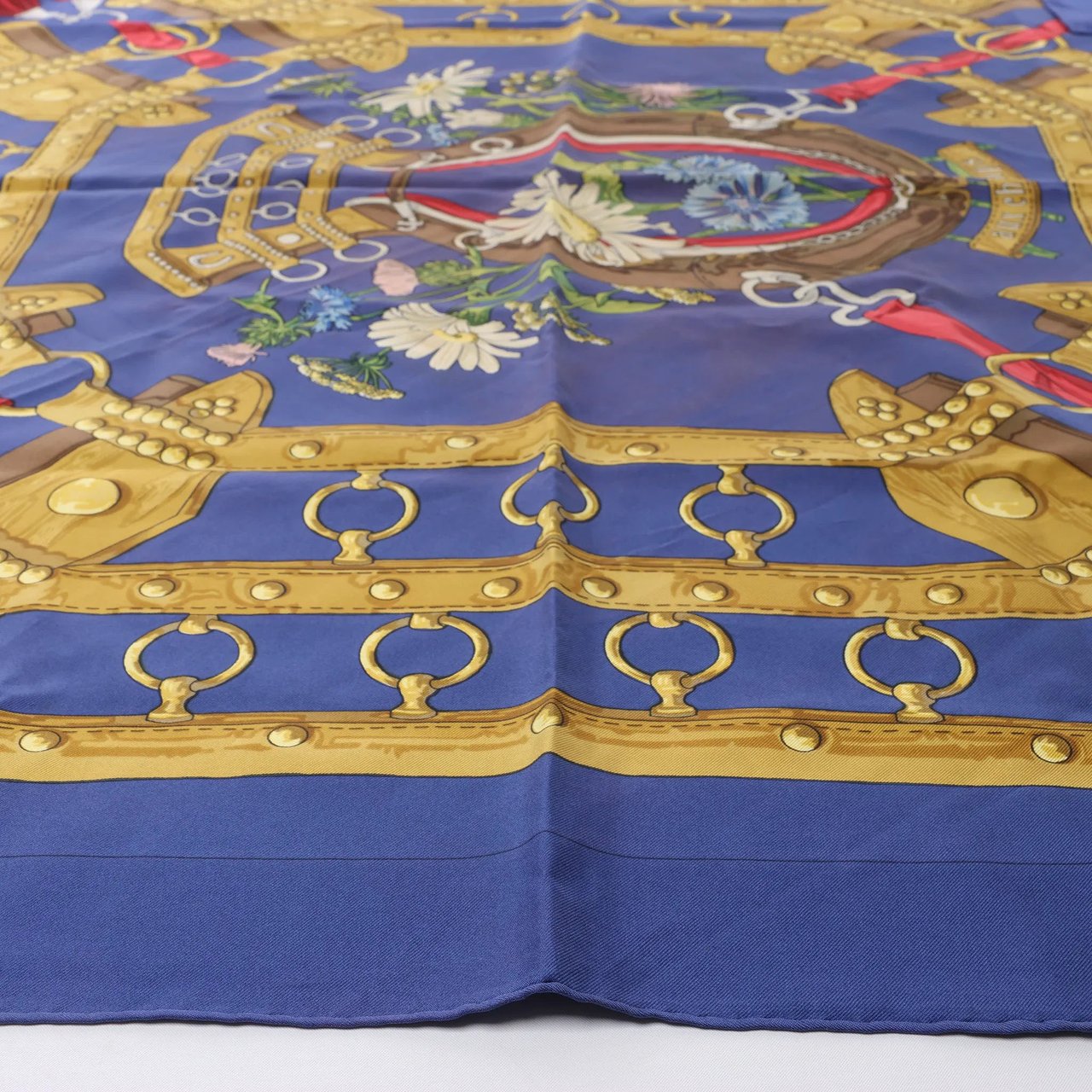 Hermès Carré 90 "AUX CHAMPS" Silk handkerchief in Navy Blue Blauw