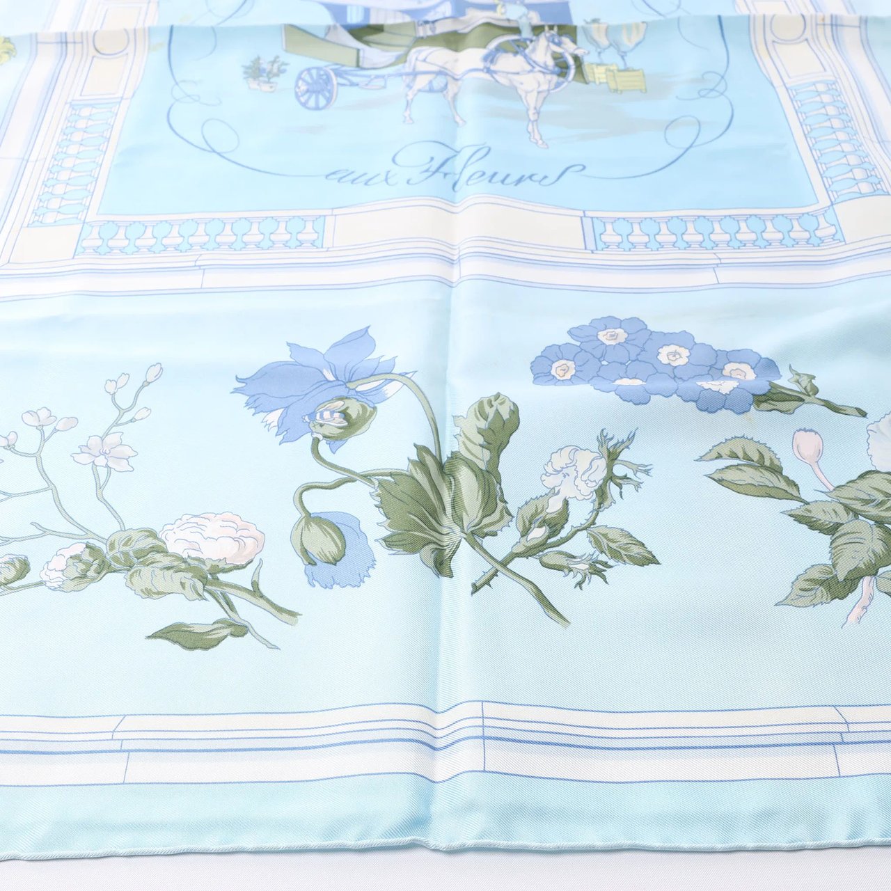 Hermès Carré 90 "Quai aux Fleurs" Silk handkerchief in Light Blue Blauw