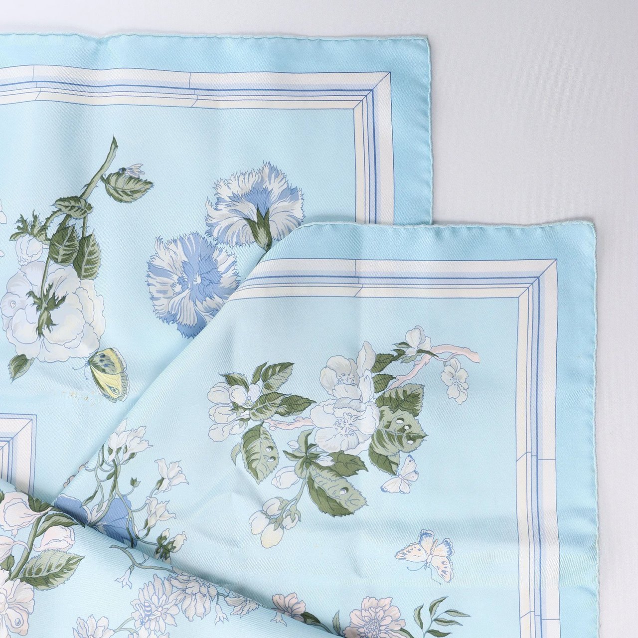 Hermès Carré 90 "Quai aux Fleurs" Silk handkerchief in Light Blue Blauw
