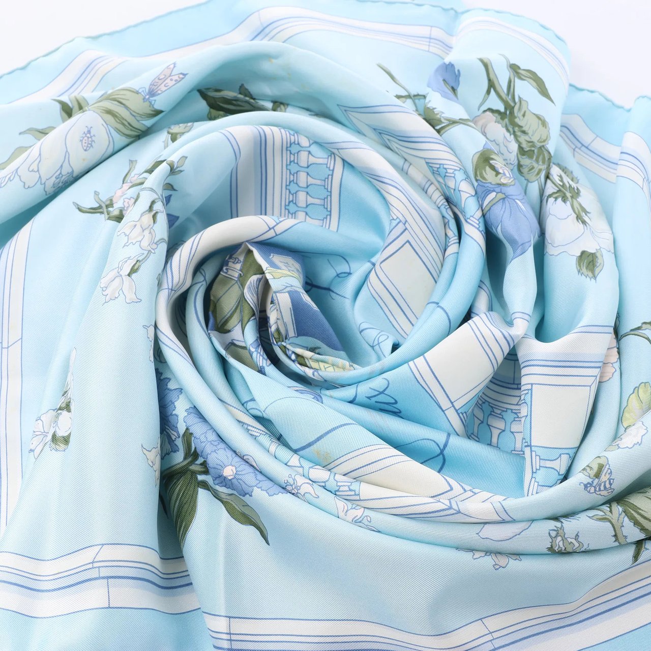 Hermès Carré 90 "Quai aux Fleurs" Silk handkerchief in Light Blue Blauw
