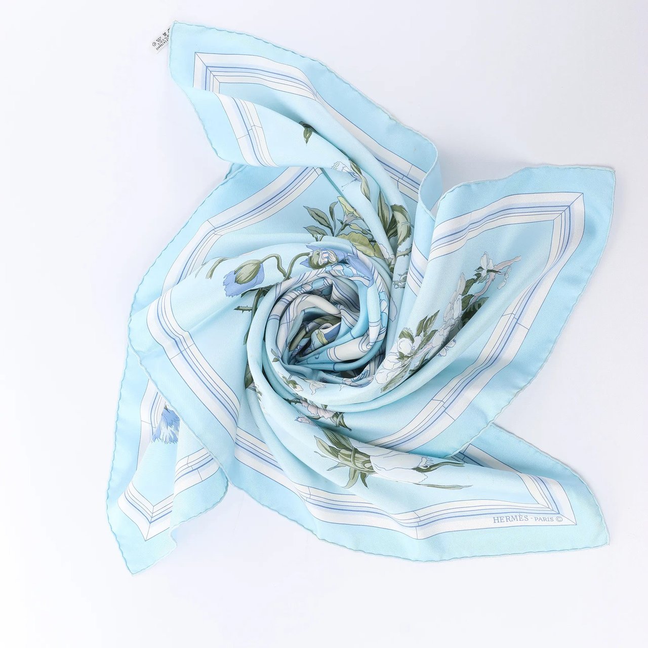 Hermès Carré 90 "Quai aux Fleurs" Silk handkerchief in Light Blue Blauw