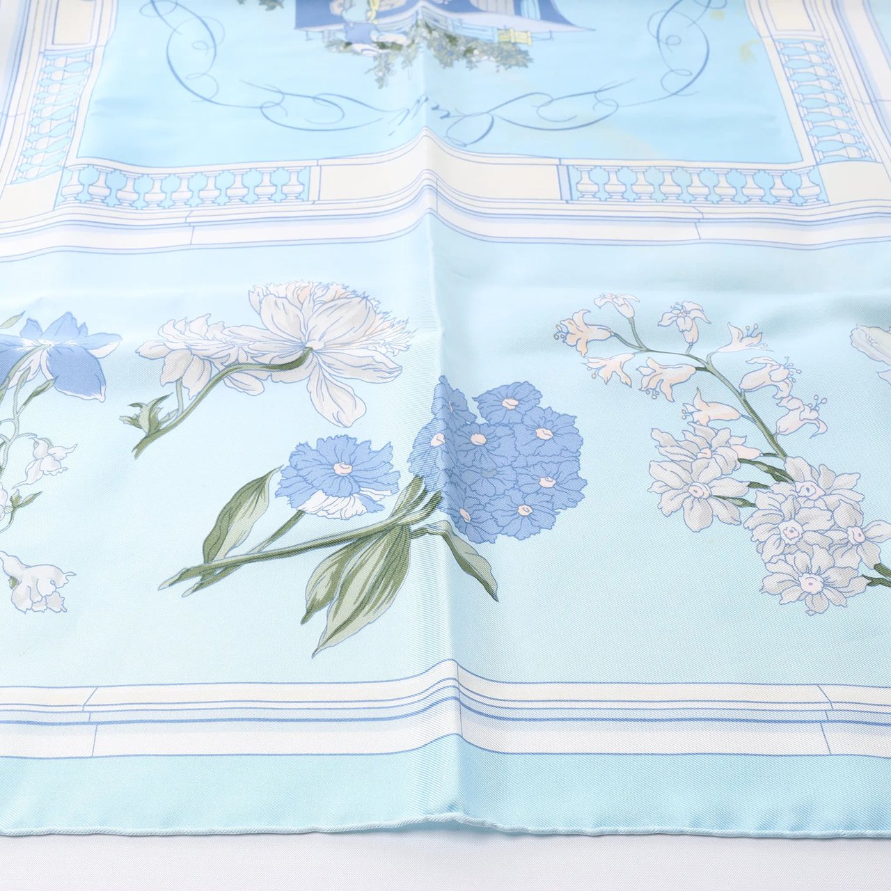 Hermès Carré 90 "Quai aux Fleurs" Silk handkerchief in Light Blue Blauw