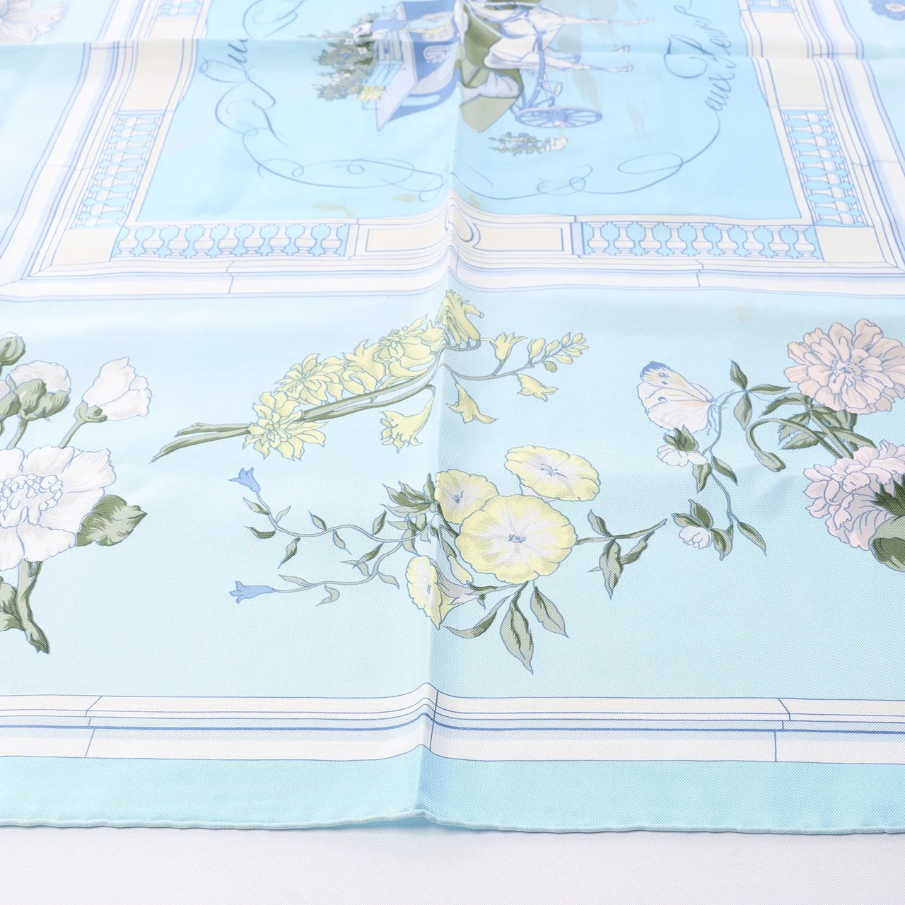 Hermès Carré 90 "Quai aux Fleurs" Silk handkerchief in Light Blue Blauw