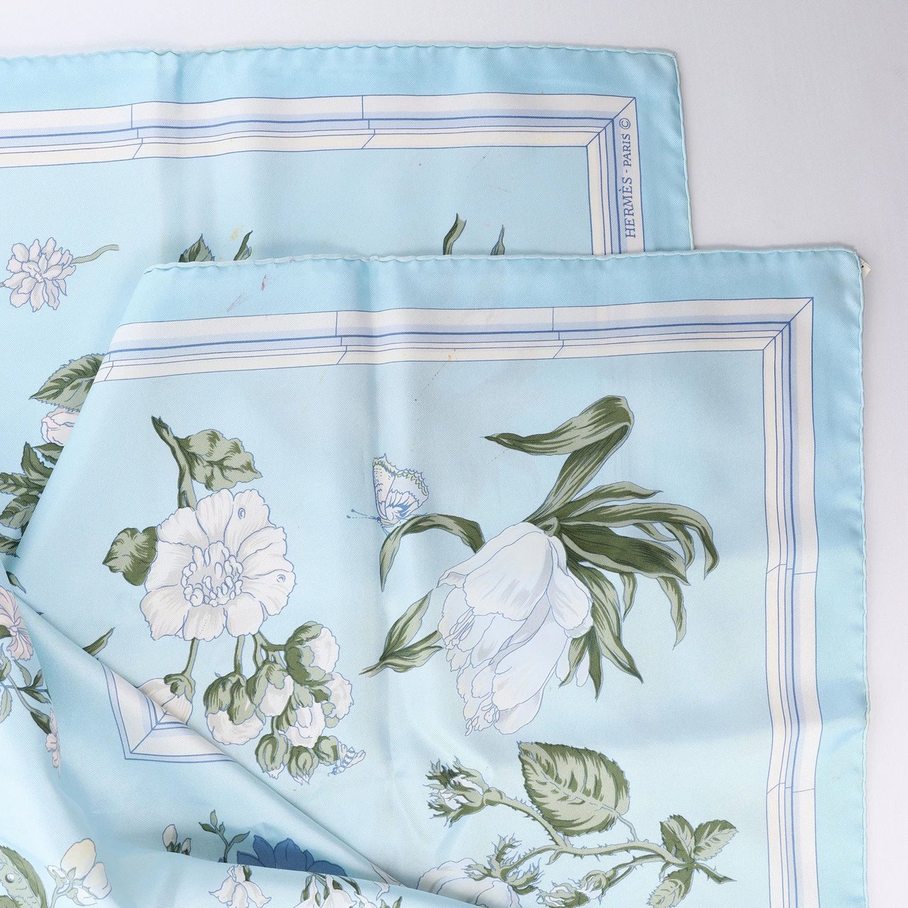 Hermès Carré 90 "Quai aux Fleurs" Silk handkerchief in Light Blue Blauw
