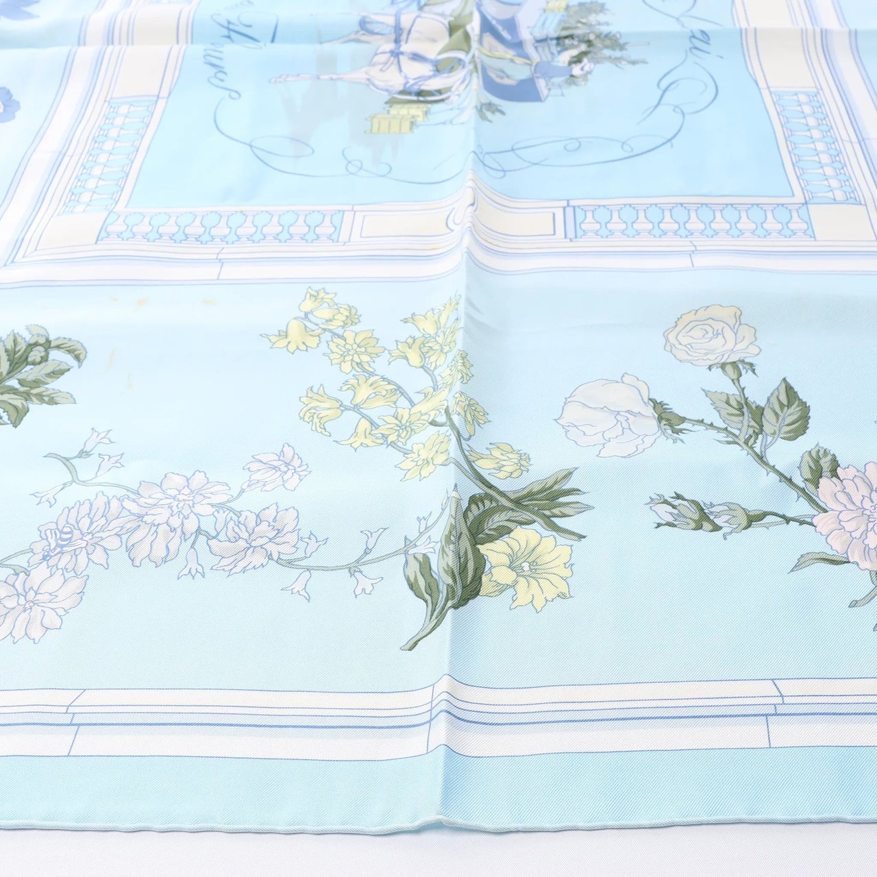 Hermès Carré 90 "Quai aux Fleurs" Silk handkerchief in Light Blue Blauw
