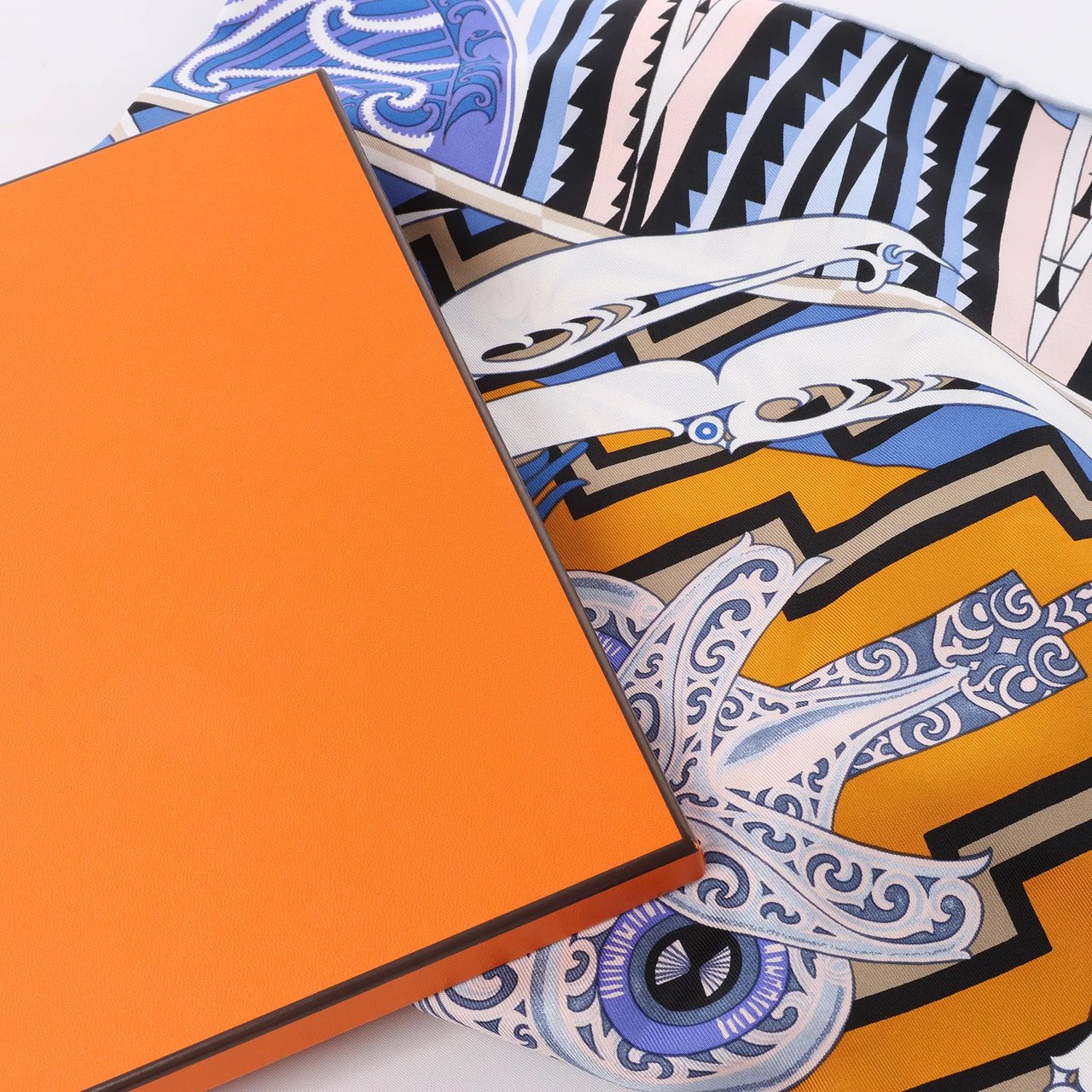 Hermès Carré 90 "Kawaora" Silk handkerchief in Blue Blauw