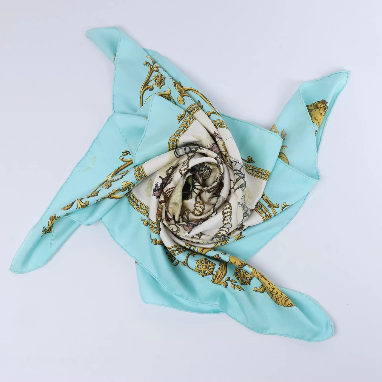 Hermès Carré 90 "LA PROMENADE DE LONGCHAMPS" Silk handkerchief in Blue Blauw