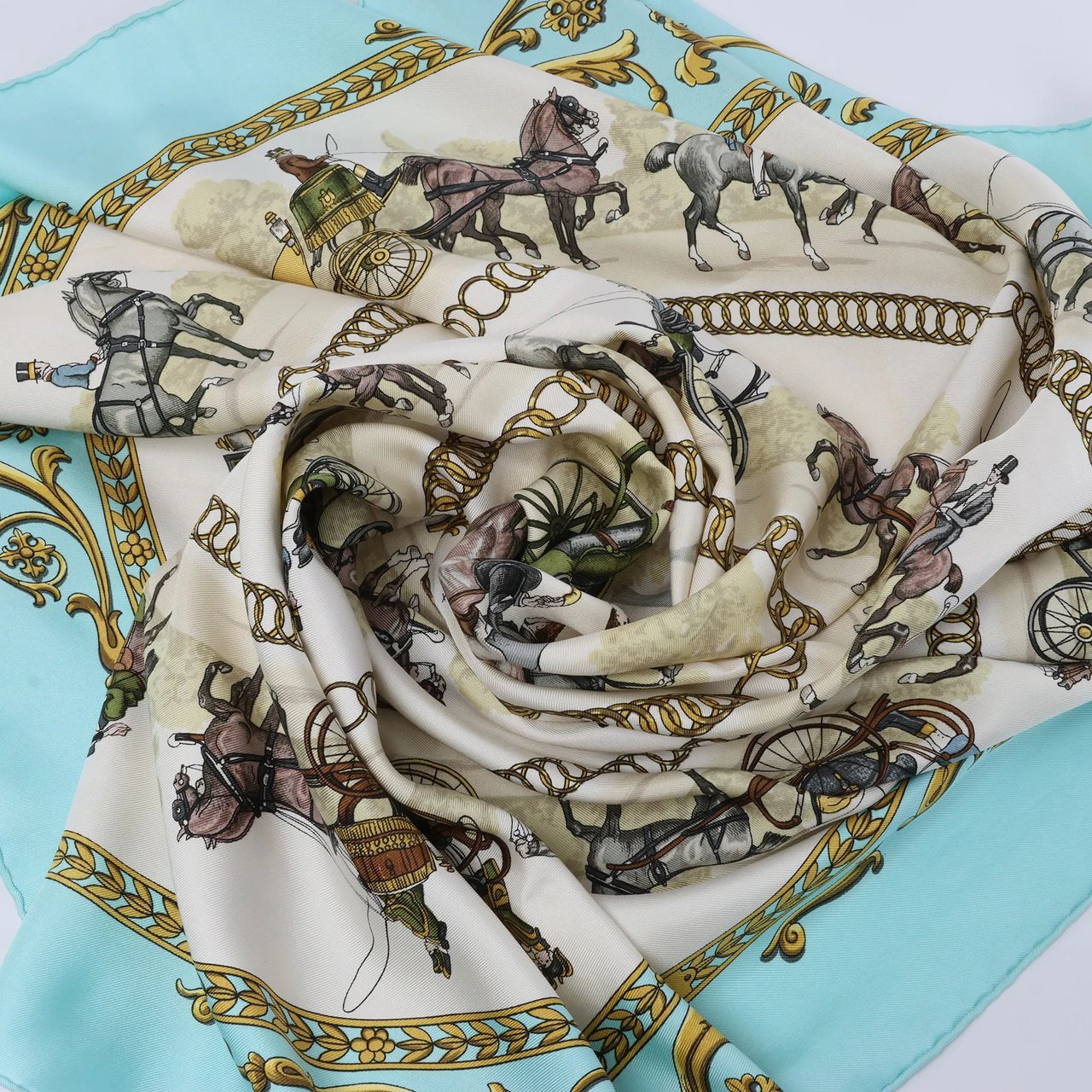 Hermès Carré 90 "LA PROMENADE DE LONGCHAMPS" Silk handkerchief in Blue Blauw