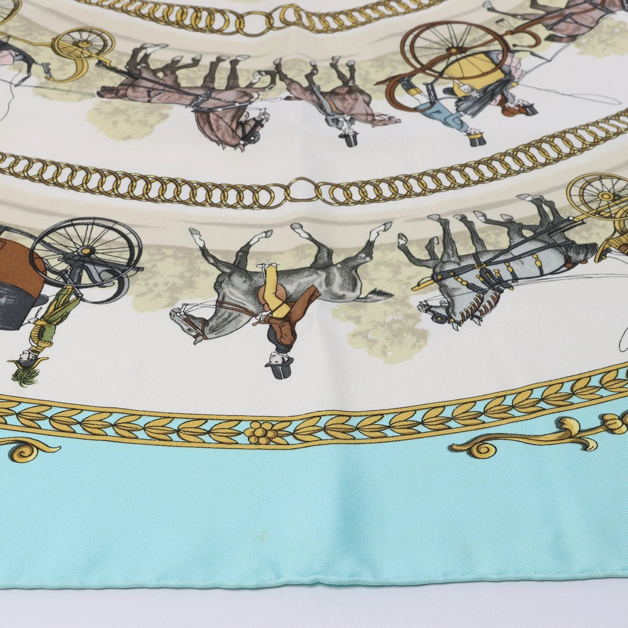Hermès Carré 90 "LA PROMENADE DE LONGCHAMPS" Silk handkerchief in Blue Blauw