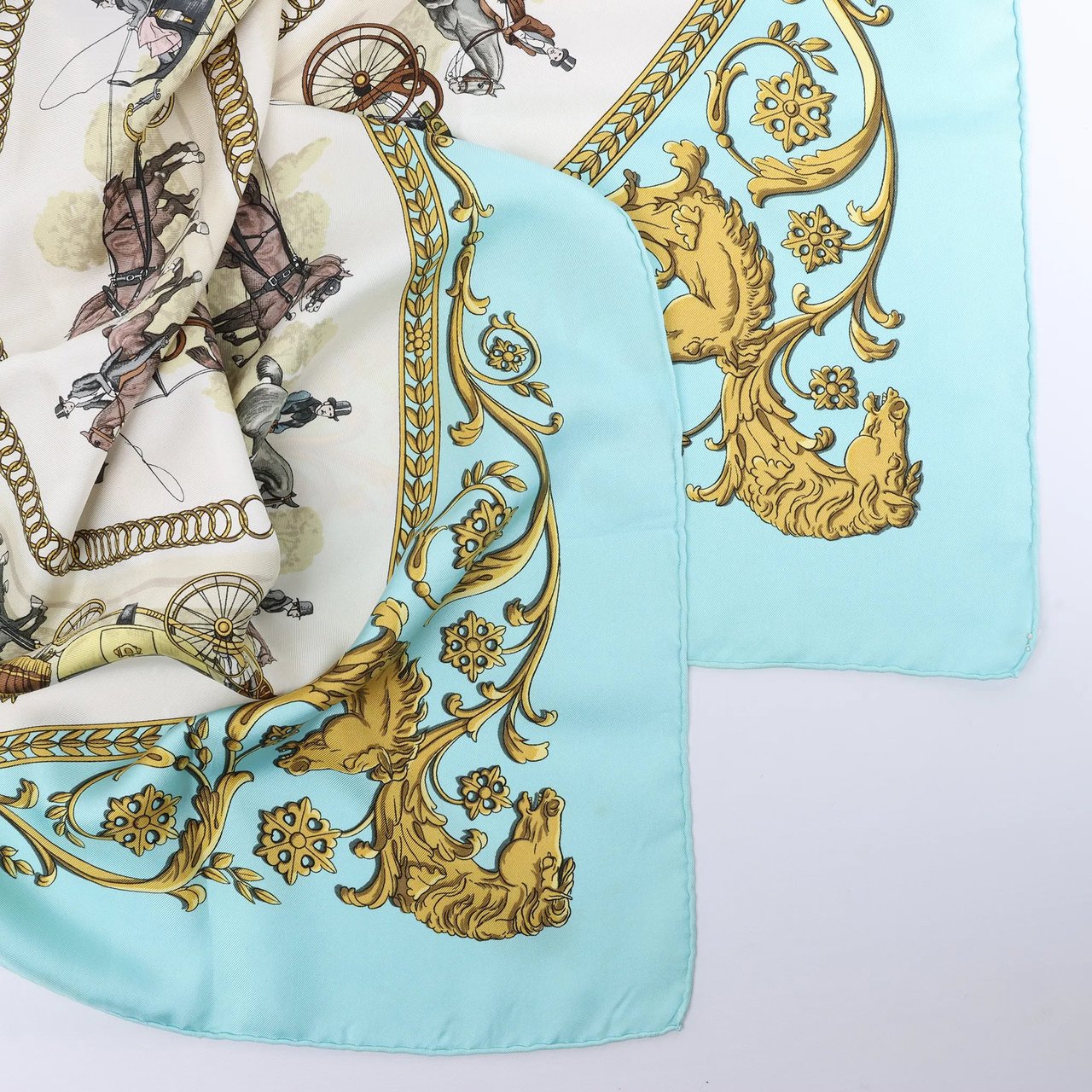 Hermès Carré 90 "LA PROMENADE DE LONGCHAMPS" Silk handkerchief in Blue Blauw