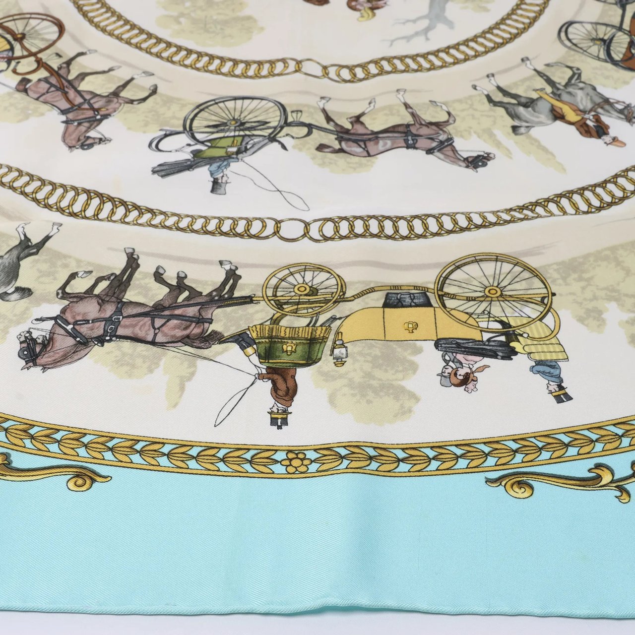 Hermès Carré 90 "LA PROMENADE DE LONGCHAMPS" Silk handkerchief in Blue Blauw