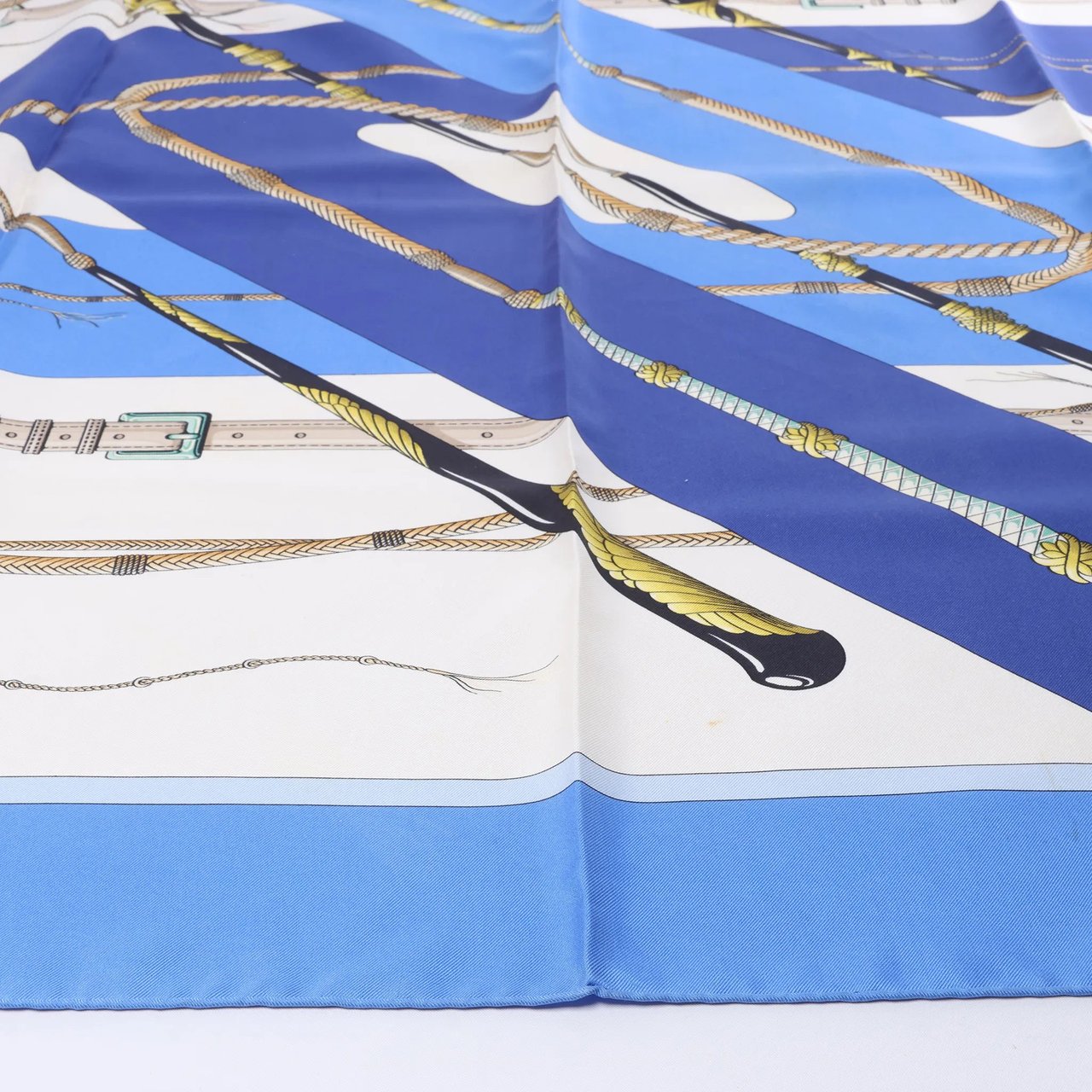 Hermès Carré 90 "Clic Clac" Silk handkerchief in Blue Blauw