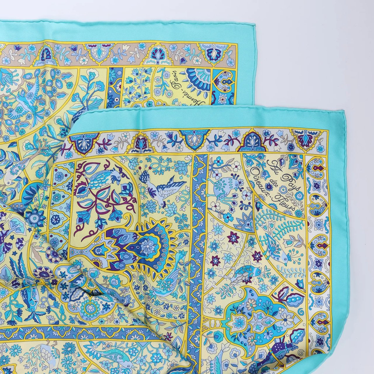 Hermès Carré 90 "Au Pays des Oiseaux Fleurs" Silk handkerchief in Blue Blauw