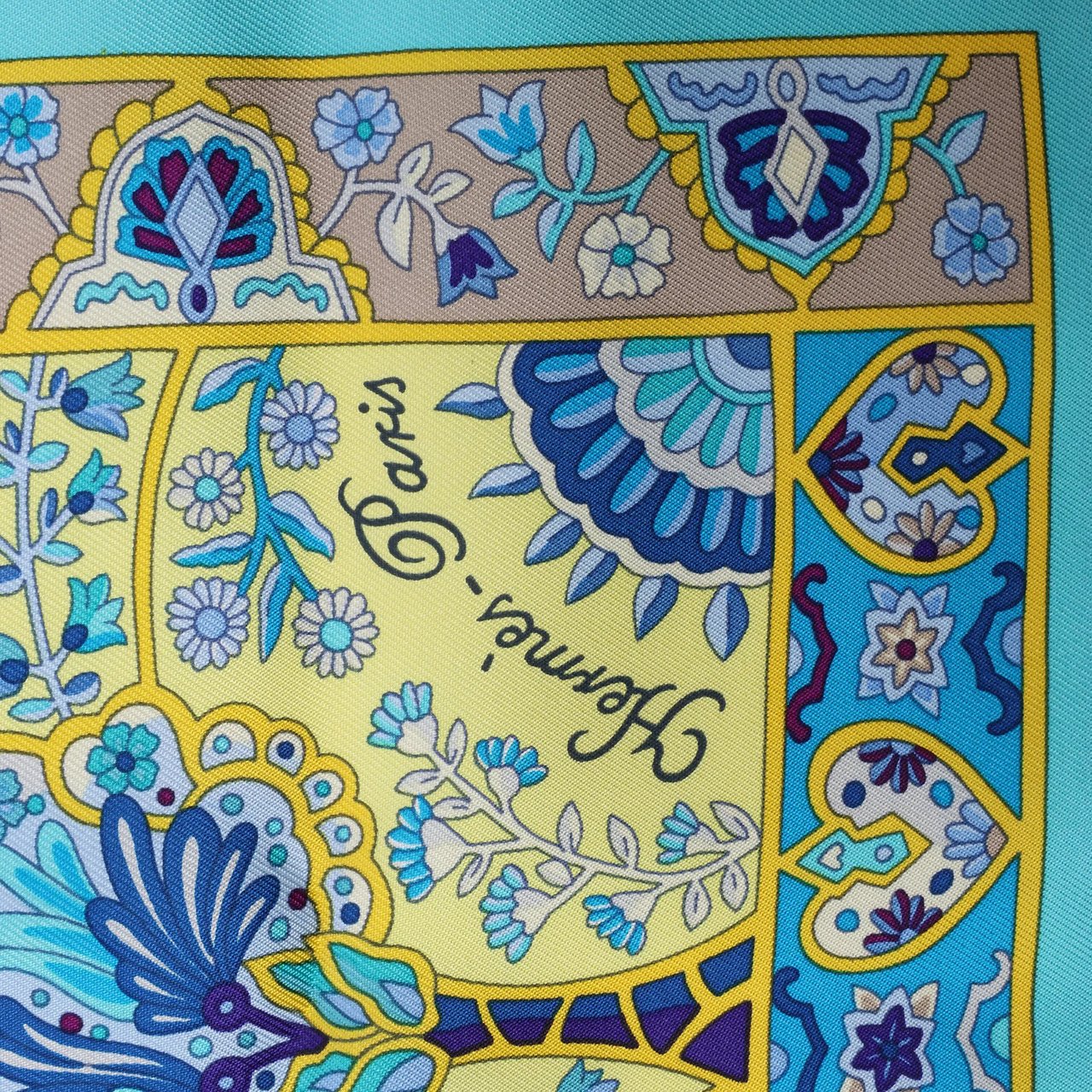 Hermès Carré 90 "Au Pays des Oiseaux Fleurs" Silk handkerchief in Blue Blauw
