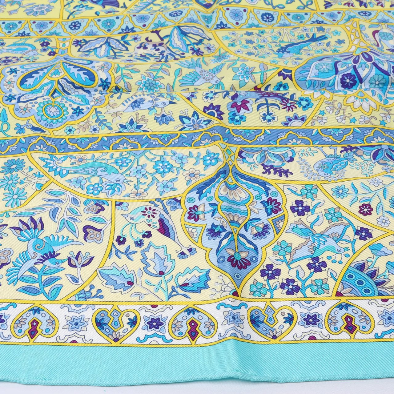 Hermès Carré 90 "Au Pays des Oiseaux Fleurs" Silk handkerchief in Blue Blauw