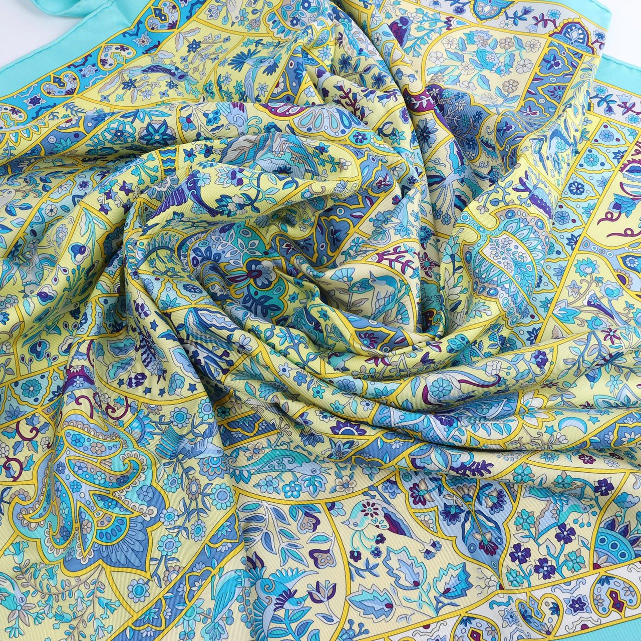 Hermès Carré 90 "Au Pays des Oiseaux Fleurs" Silk handkerchief in Blue Blauw