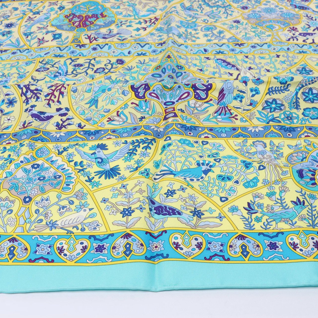 Hermès Carré 90 "Au Pays des Oiseaux Fleurs" Silk handkerchief in Blue Blauw