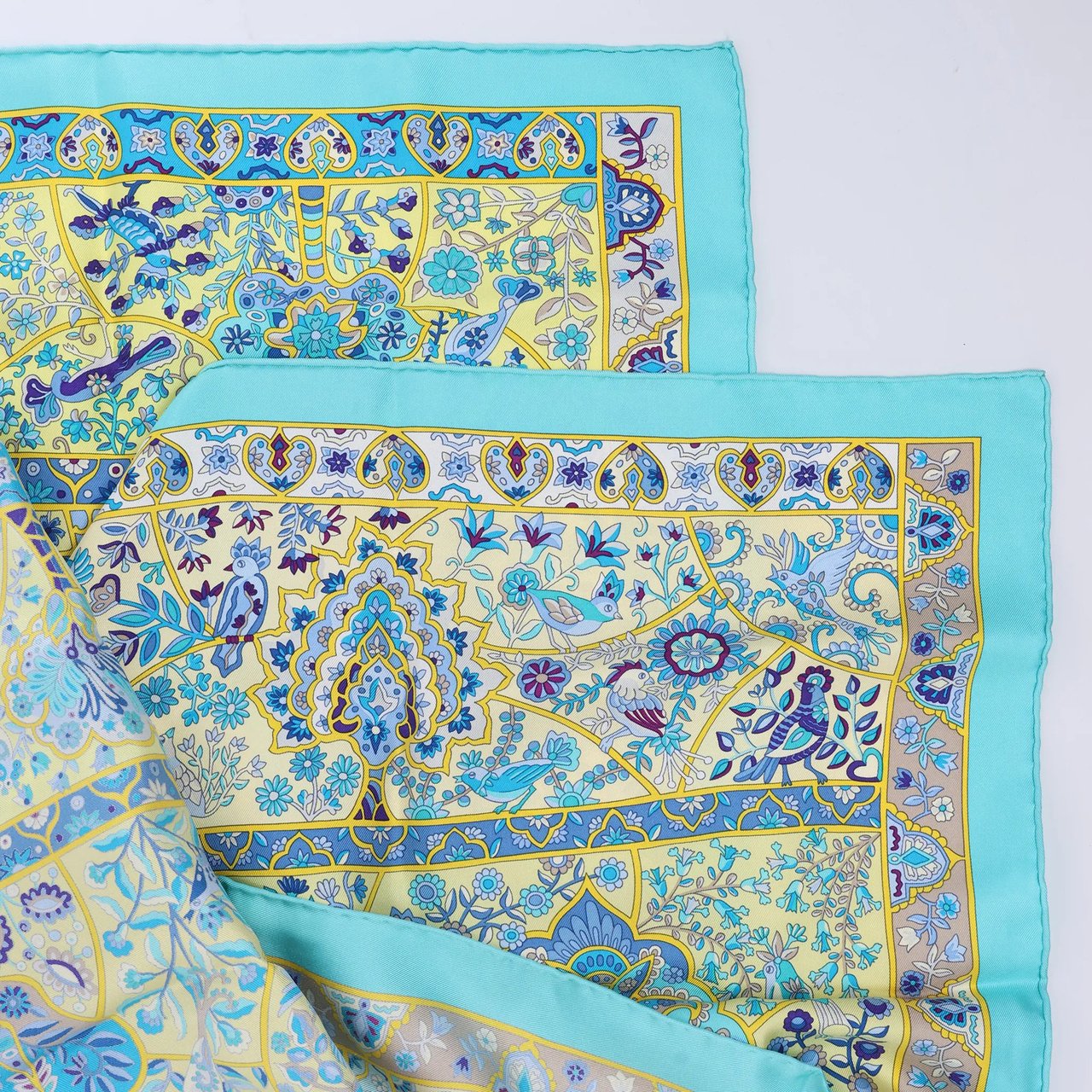 Hermès Carré 90 "Au Pays des Oiseaux Fleurs" Silk handkerchief in Blue Blauw