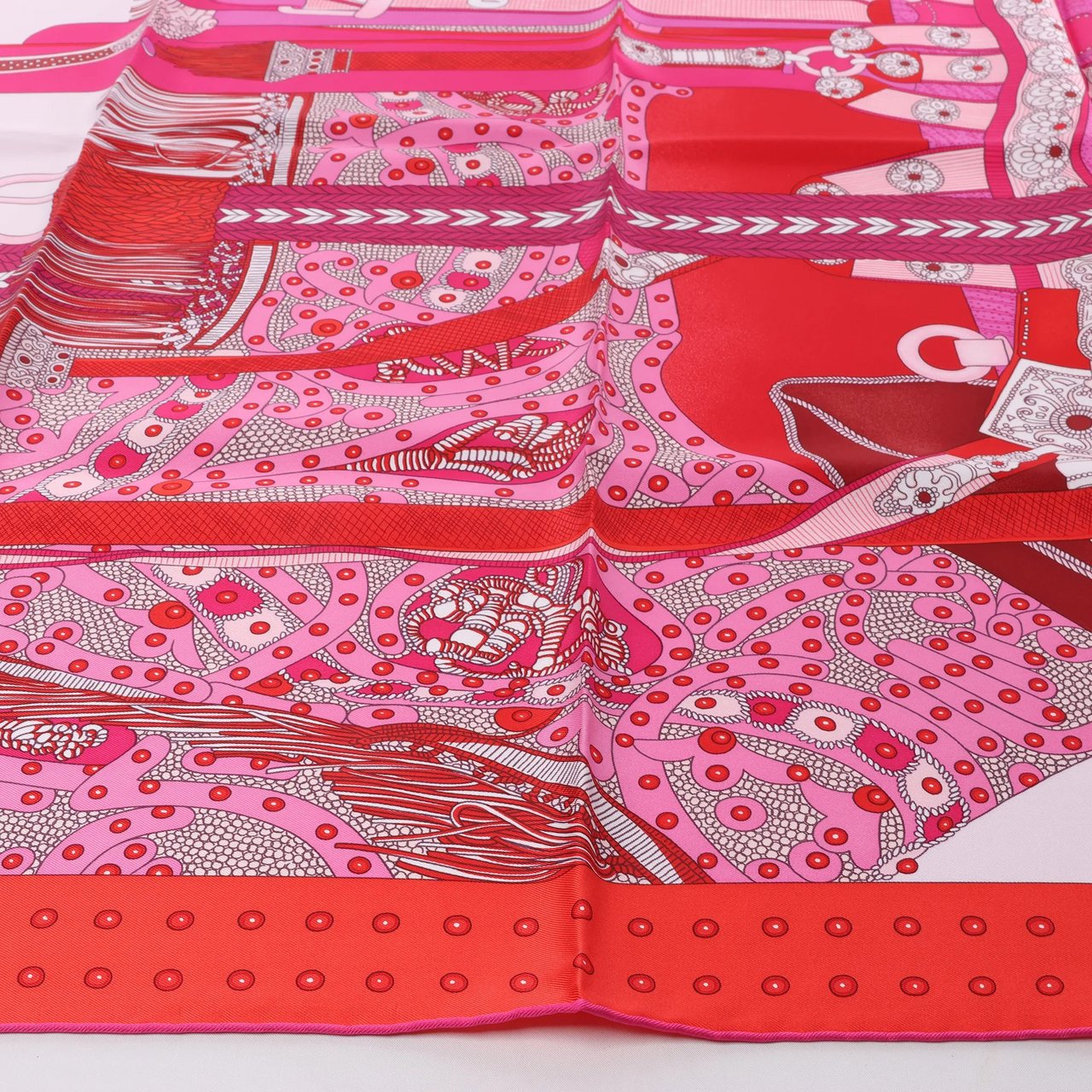 Hermès Carré 90 "SELLE DE DIGNITAIRE" Silk handkerchief in Pink Roze